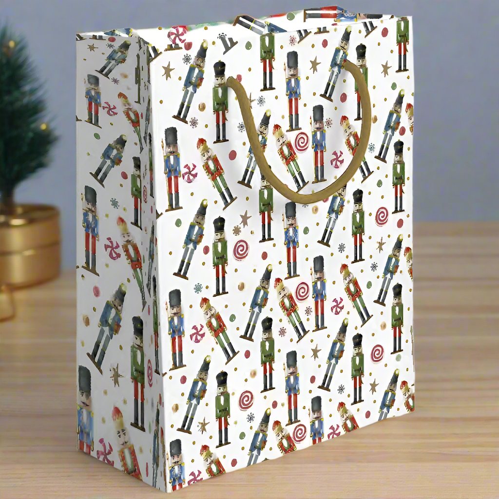 borsa di carta natalizia bianca addobbi Natale manici corda shopper packaging confezione regalo Christmas con soldatino schiaccianoci, dolci, caramelle, stelline, fiocchi di  neve