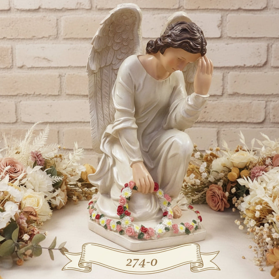 grande statua angelo custode in preghiera con composizioni fiori Natale ad uso decorazioni all'esterno in giardino arte funeraria cimitero lapidi tombe cappelle