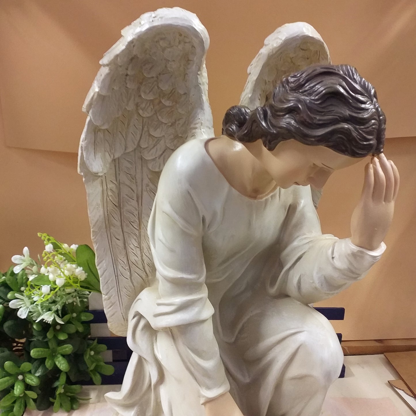 volto pensante grande statua angelo custode in preghiera uso decorazioni all'esterno in giardino arte funeraria cimitero lapidi tombe cappelle