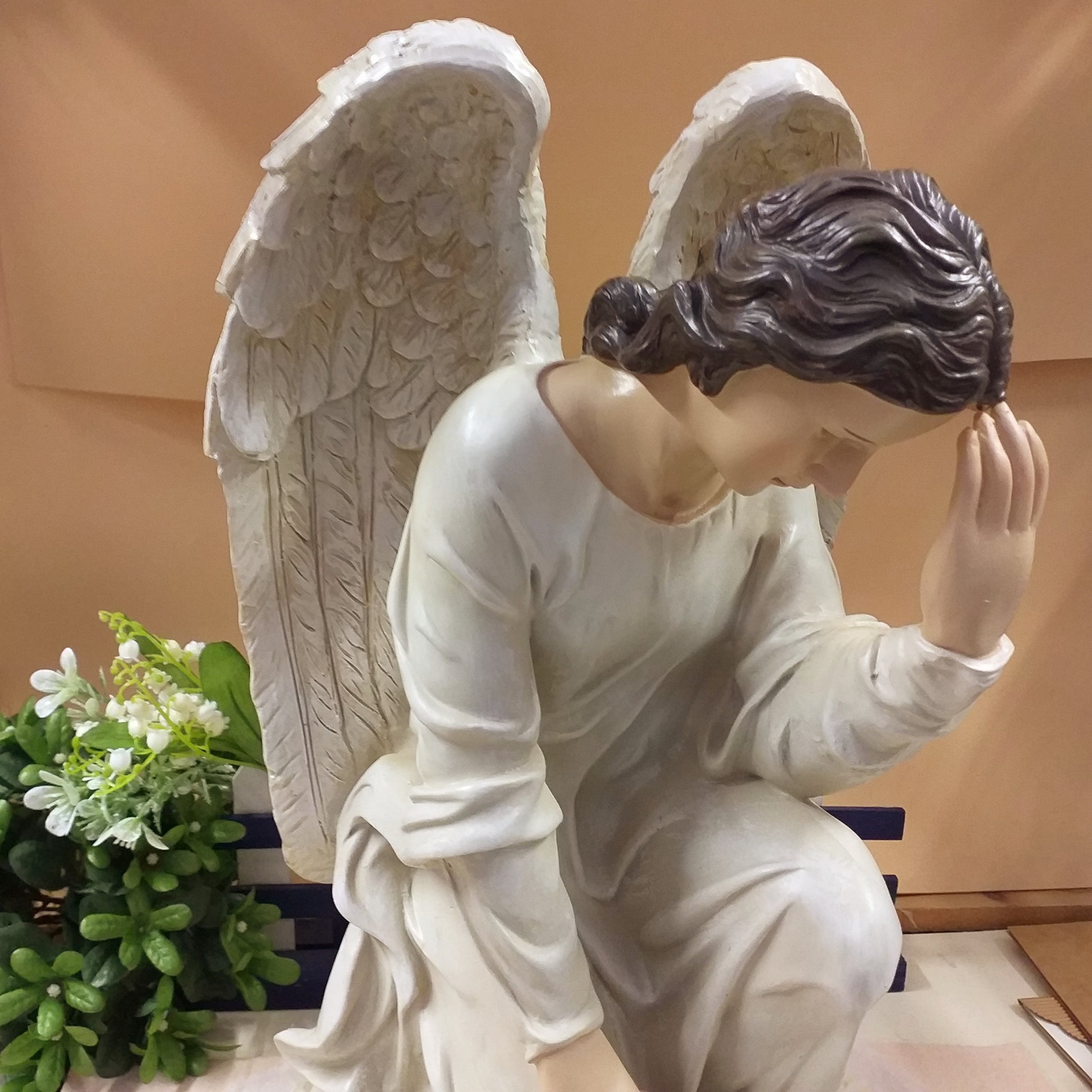 volto pensante grande statua angelo custode in preghiera uso decorazioni all'esterno in giardino arte funeraria cimitero lapidi tombe cappelle