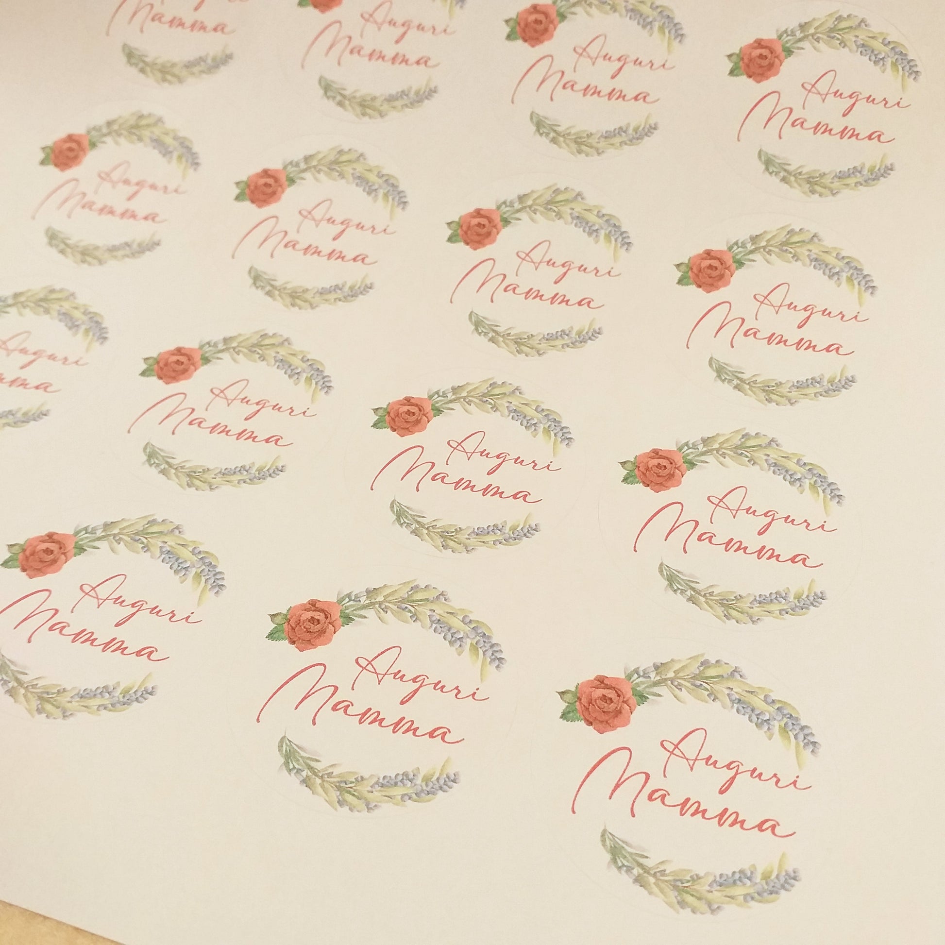 cartella foglio sticker adesivo da staccare tag rotondo etichetta di auguri per la festa della mamma con rosa rossa lavanda ramo