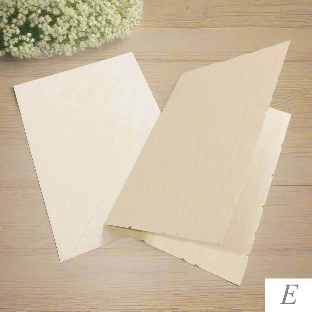 cartoncino a libro carta conchiglia nuvolato beige avorio bordo simil-pergamena biglietti con buste di inviti partecipazioni particolari fai da te stock rinnovo collezioni