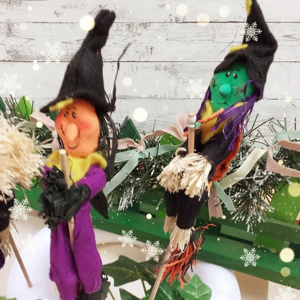 coppia nero-verde e viola streghetta befanella Halloween stecco legno fioristi con ramazza scopina portafortuna rafia bambola di pezza pannolenci feltro per decorazioni casa negozio Befana Epifania