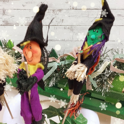 coppia nero-verde e viola streghetta befanella Halloween stecco legno fioristi con ramazza scopina portafortuna rafia bambola di pezza pannolenci feltro per decorazioni casa negozio Befana Epifania