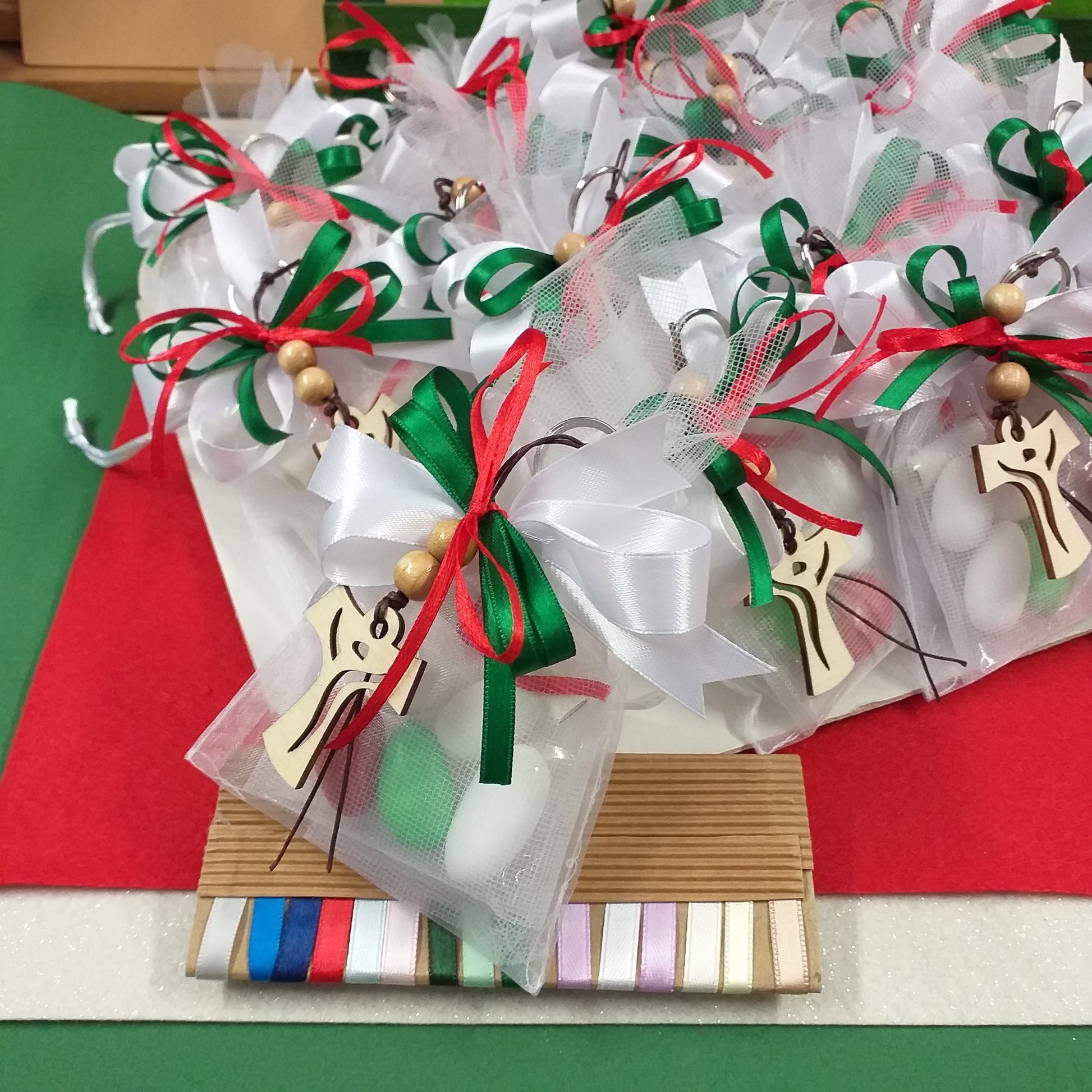 fatto a mano italiano sacchettini tau croce legno francescana Gesù Crocifisso pirografia di portachiavi confezionati confetti bigliettino stampato personalizzato bomboniere Prima Comunione Santa Cresima bimba ragazza bimbo ragazzo