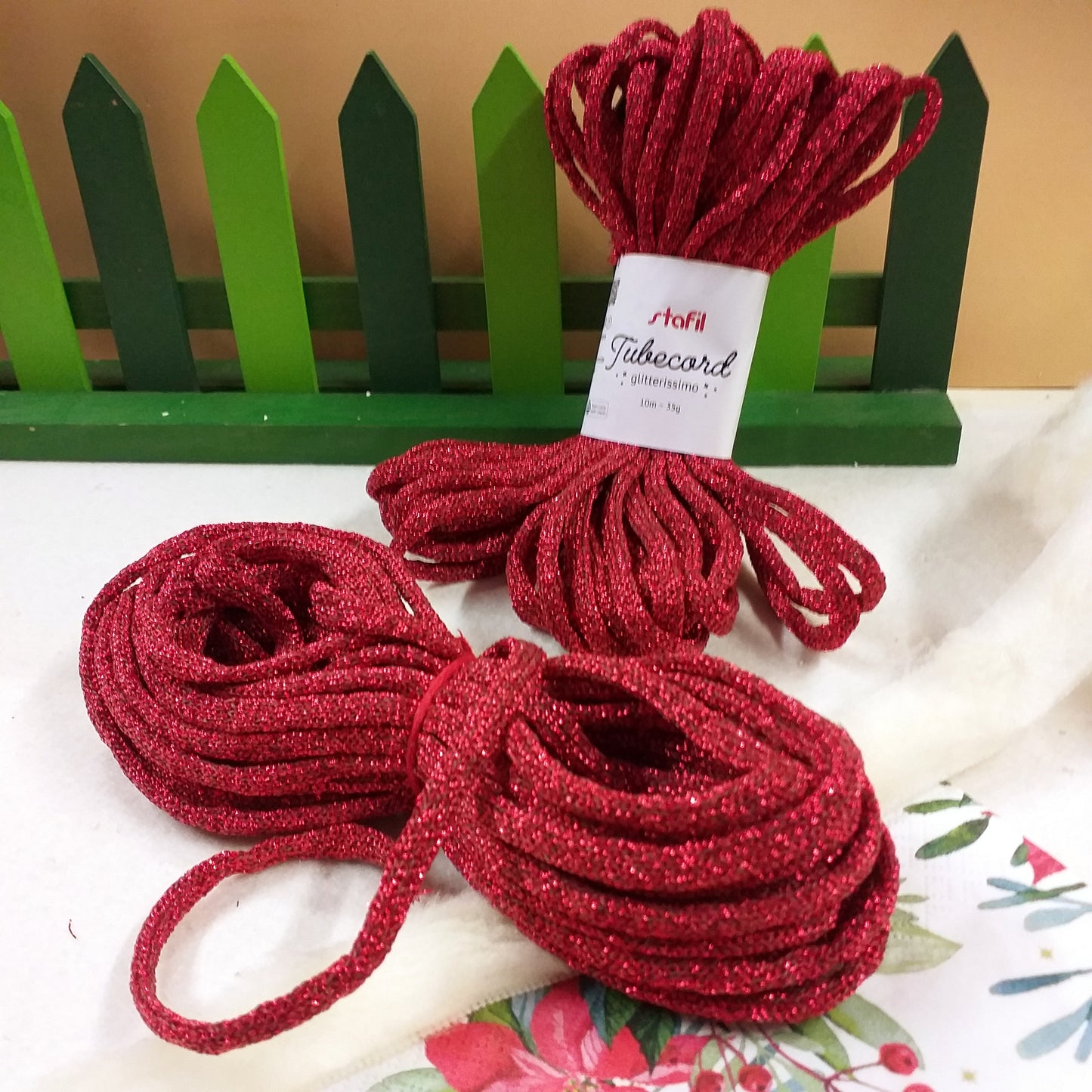 colore rosso tricotin corda tubolare cordoncino da riempire di filo modellabile filato brillantini glitter scritta cordino lurex glitterissimo lamè stafil tubecord pronto per nomi ghirlande fuoriporta packaging pacchi confezioni regalo Natale