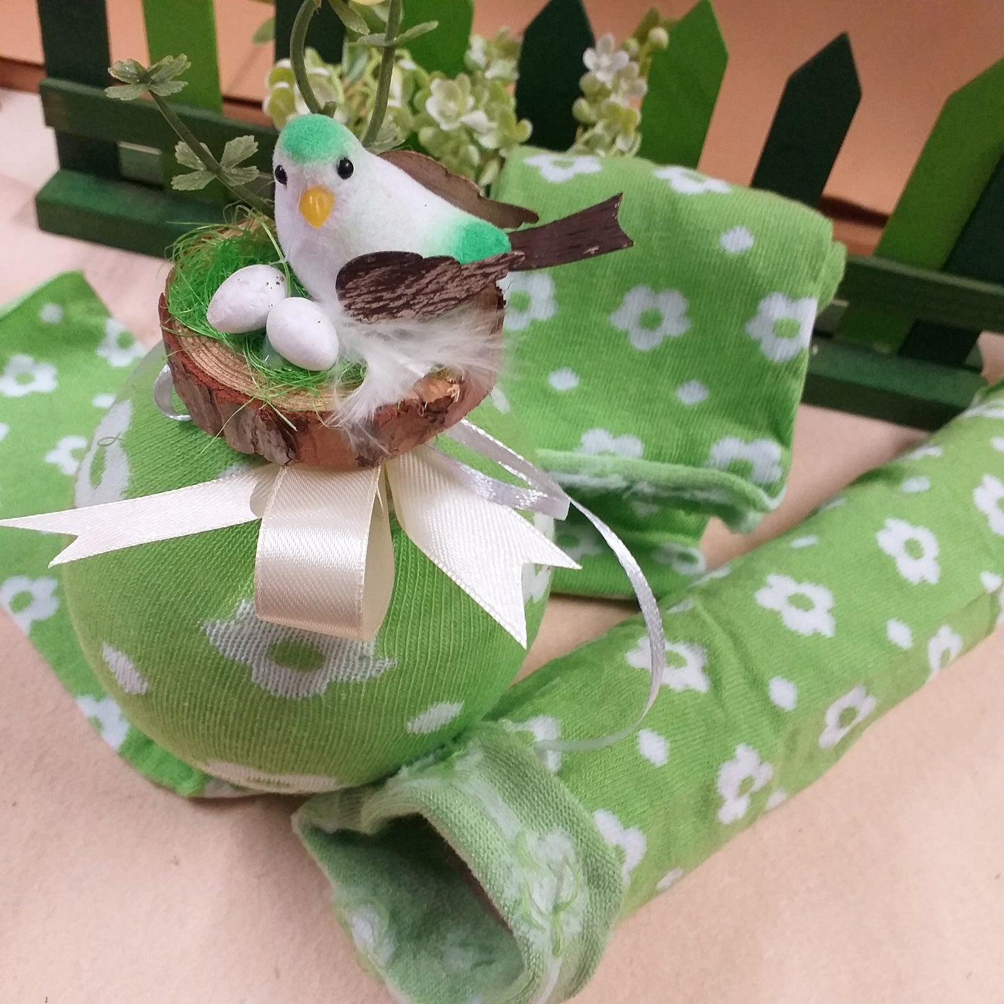  idea creativa composizione floreale tronchetto legno uccellino ovetti rivestire polistirolo pasquale con tubolare elasticizzato tessuto di maglina a fiori uso ricoprire uova oggetti plastica bambole di stoffa pezza coniglietti