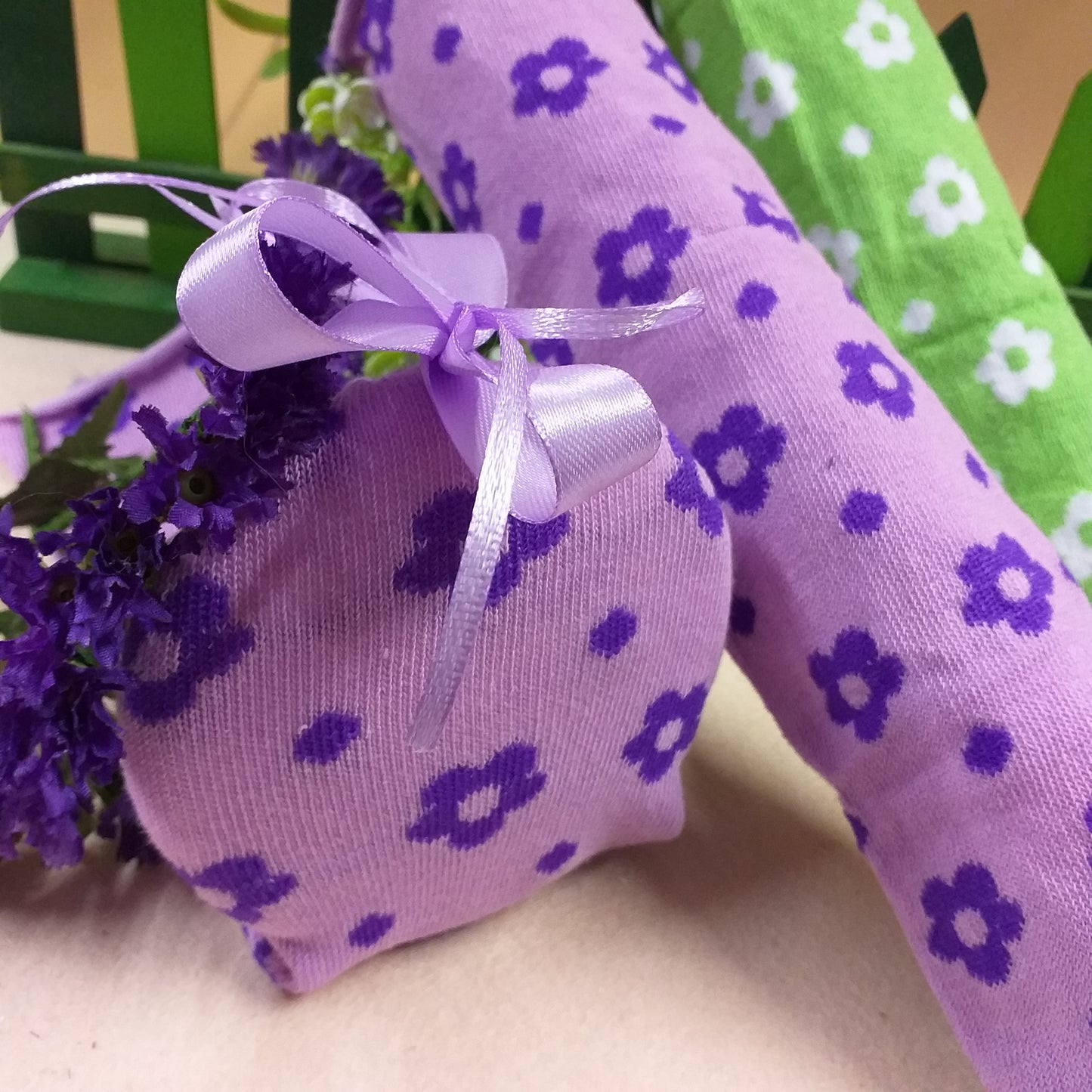 vetrina creativa composizione floreale rivestire polistirolo pasquale con tubolare elasticizzato tessuto di maglina a fiori uso ricoprire uova oggetti plastica bambole di stoffa pezza coniglietti