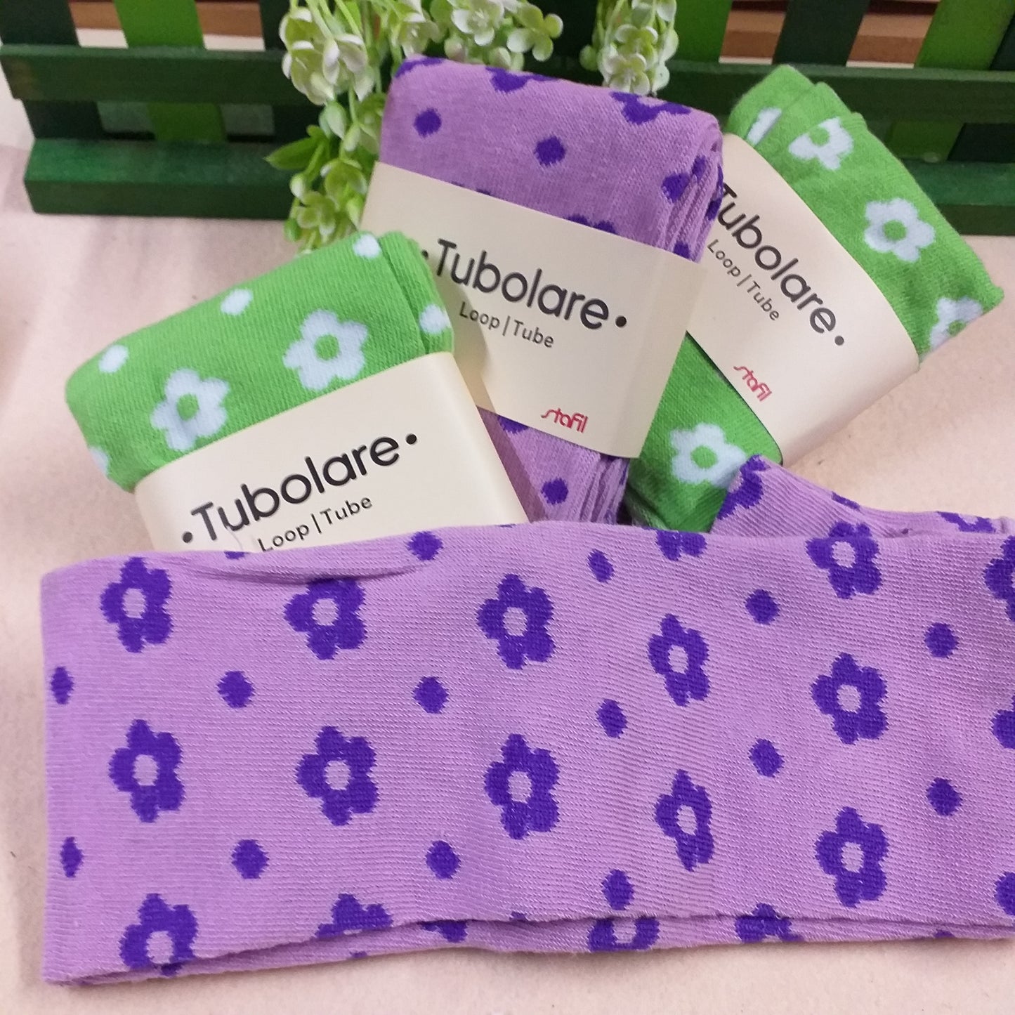 verde e viola glicine lavanda lilla  idea creativa composizione floreale rivestire polistirolo pasquale con tubolare elasticizzato tessuto di maglina a fiori uso ricoprire uova oggetti plastica bambole di stoffa pezza coniglietti