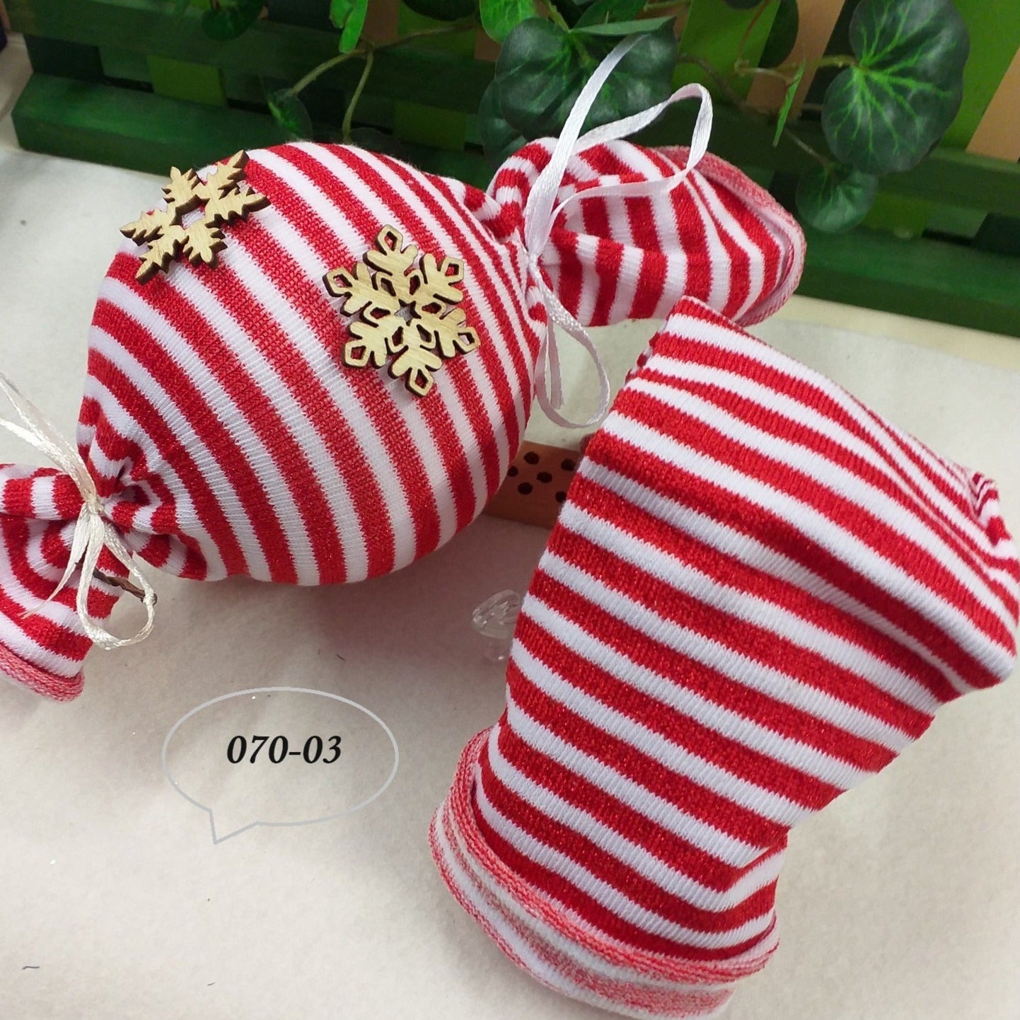 tubolari fondo bianco righe rosso glitter Natale maglia tessuto elastico stoffa ad uso fai da te composizioni natalizie centrotavola fuoriporta gnomi bambole addobbi decorazioni palline albero con fiocco neve