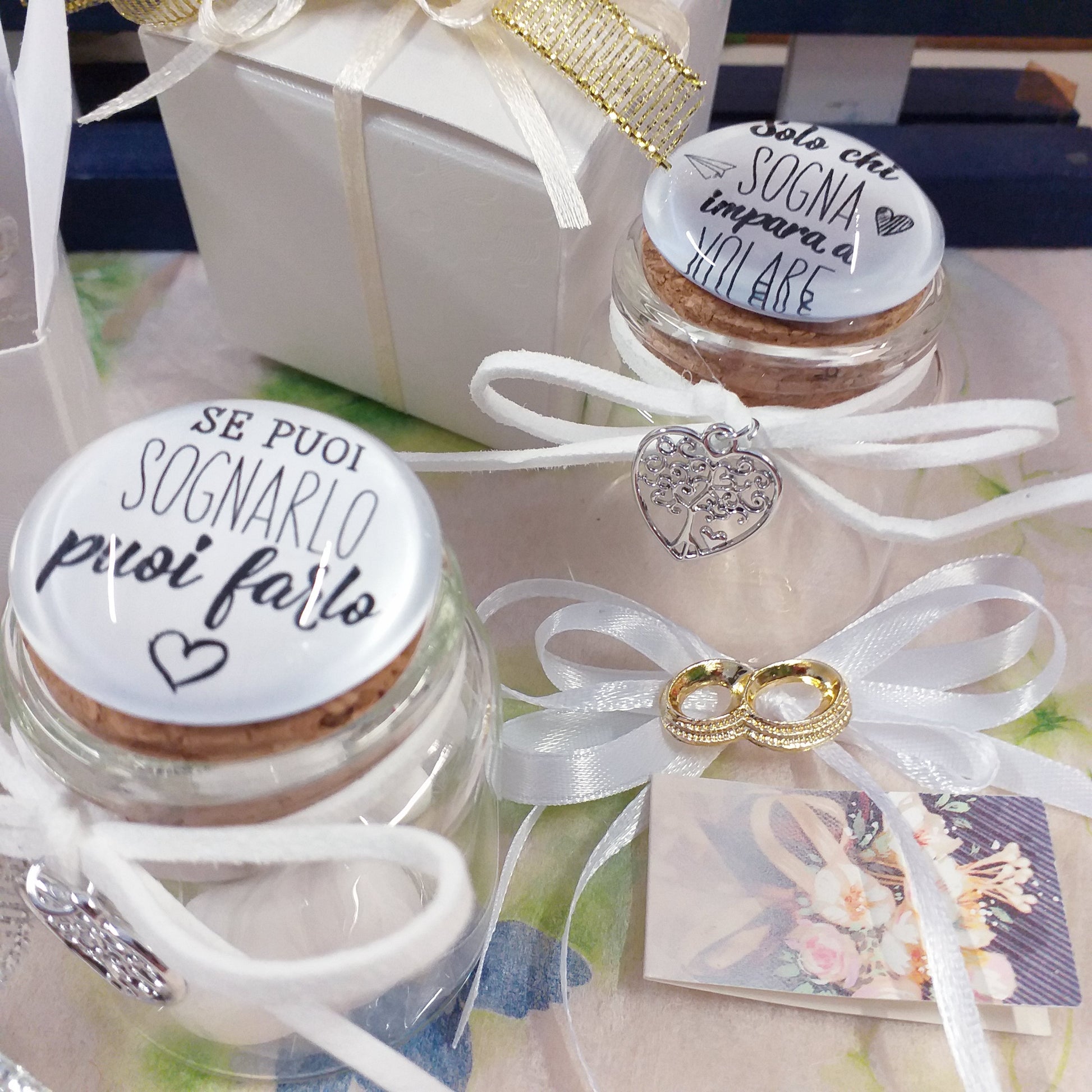 confettata con frasi scritte su tappo bianco ceramica barattolo anniversario matrimonio cinquantesimo nozze d'oro Italian bomboniera portaconfetti confezionato 5 confetti nastrino applicazione simboli bigliettino personalizzato su vasetto vetro