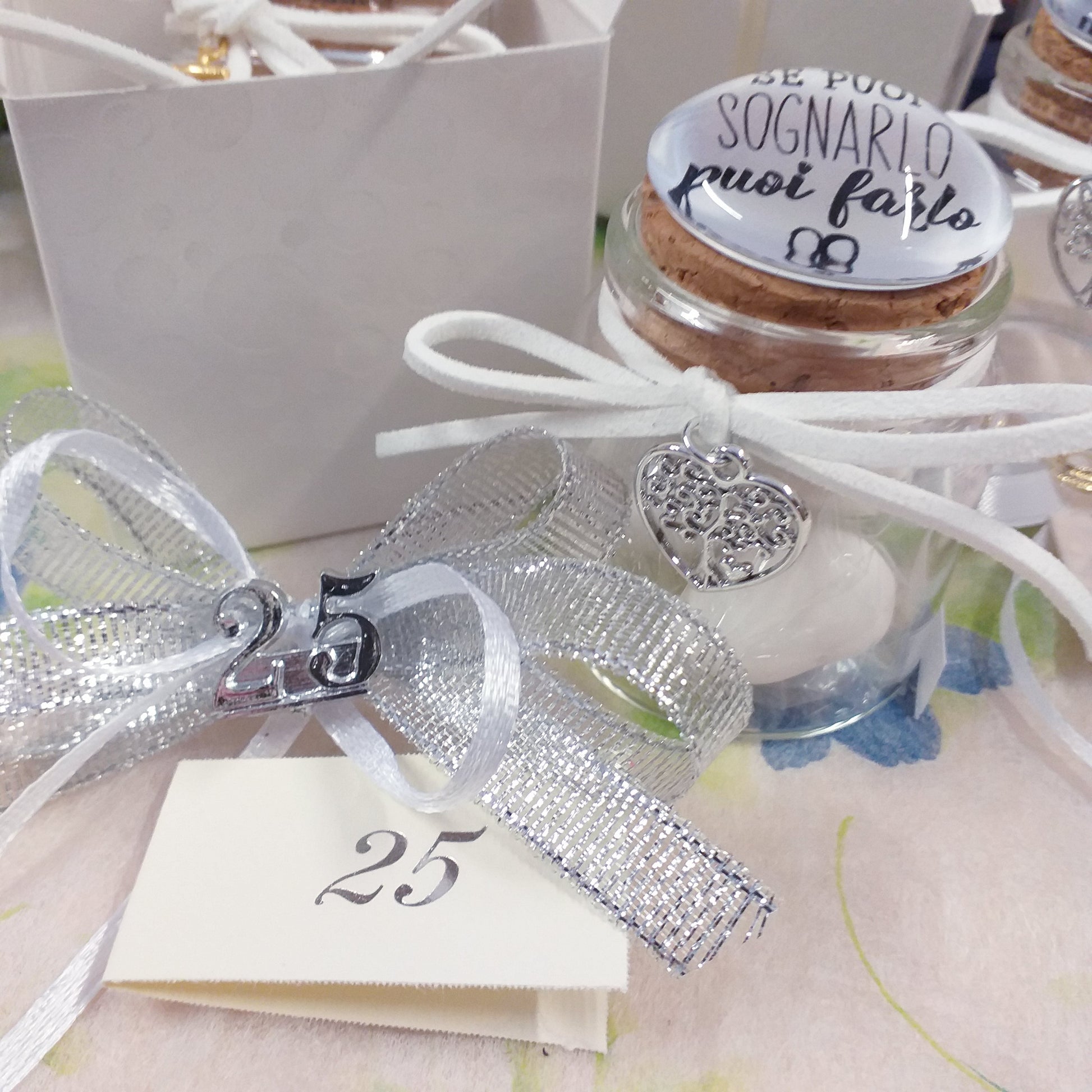 apertura scatola del barattolino tappo bianco ceramica ermetico sughero anniversario matrimonio nozze d'argento Italian bomboniera portaconfetti con scritte frasi confezionato 5 confetti nastrino 25 anni applicazione simboli bigliettino personalizzato su vasetto vetro