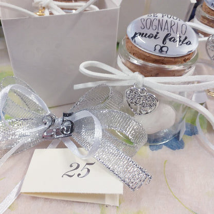 apertura scatola del barattolino tappo bianco ceramica ermetico sughero anniversario matrimonio nozze d'argento Italian bomboniera portaconfetti con scritte frasi confezionato 5 confetti nastrino 25 anni applicazione simboli bigliettino personalizzato su vasetto vetro
