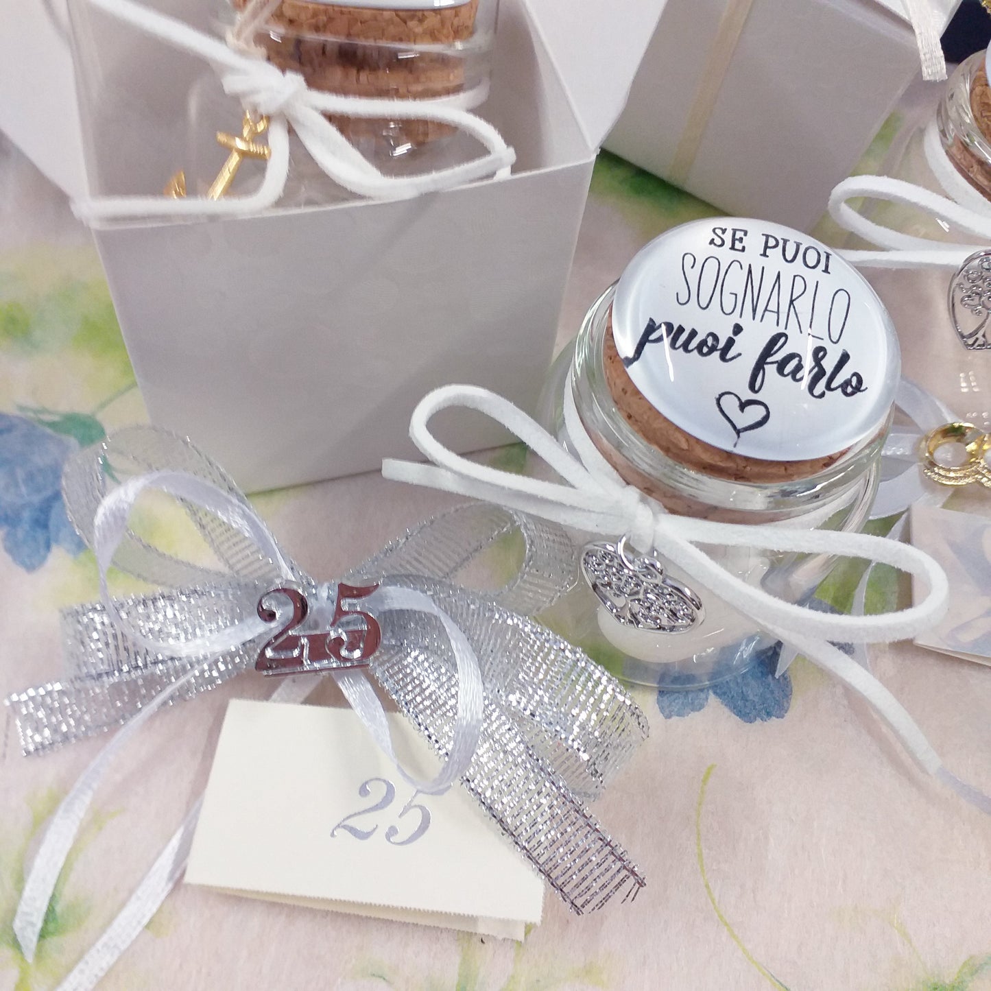 confettata packaging con tappo bianco ceramica barattolo anniversario matrimonio frasi scritte nozze d'argento Italian bomboniera portaconfetti confezionato 5 confetti nastrino 25 anni applicazione simboli bigliettino personalizzato su vasetto vetro