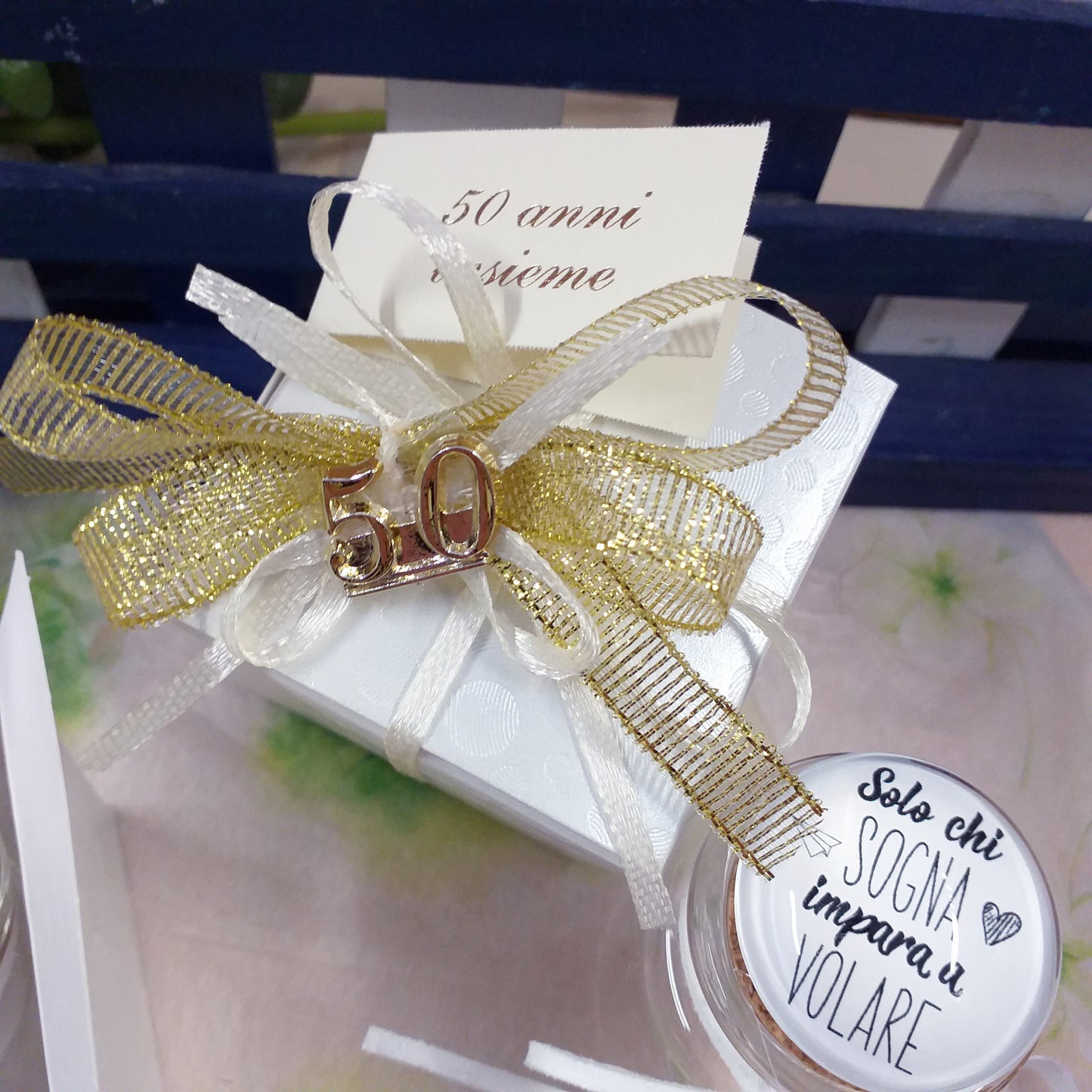 50 anni insieme scritte frasi confettata packaging con tappo bianco ceramica barattolo anniversario matrimonio nozze d'argento Italian bomboniera portaconfetti confezionato 5 confetti nastrino 25 anni applicazione simboli bigliettino personalizzato su vasetto vetro