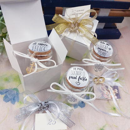 se puoi sognarlo puoi farlo cuoricino solo chi sogna, ricordati, frasi scritte su tappo bianco ceramica barattolo matrimonio anniversario nozze Italian bomboniera portaconfetti confezionato 5 confetti nastrino bianco dorato argentato applicazione simboli fedi numero 50 o 25 bigliettino personalizzato su vasetto vetro