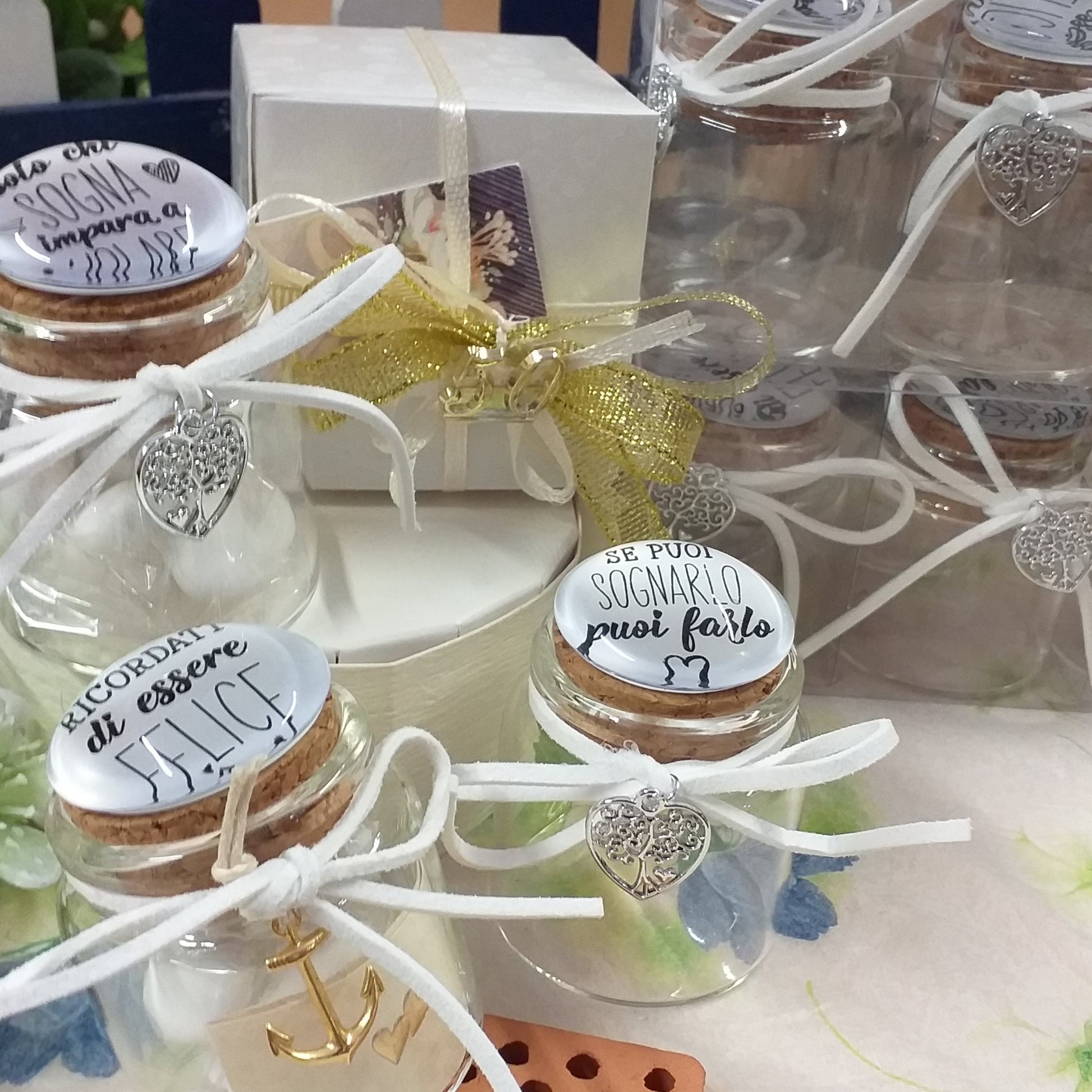 come confezioniamo vasetti cuoricino àncora frasi scritte su tappo bianco ceramica barattolo anniversario matrimonio nozze d'argento Italian bomboniera portaconfetti confezionato 5 confetti nastrino 50 anni applicazione simboli bigliettino personalizzato su vasetto vetro bigliettino