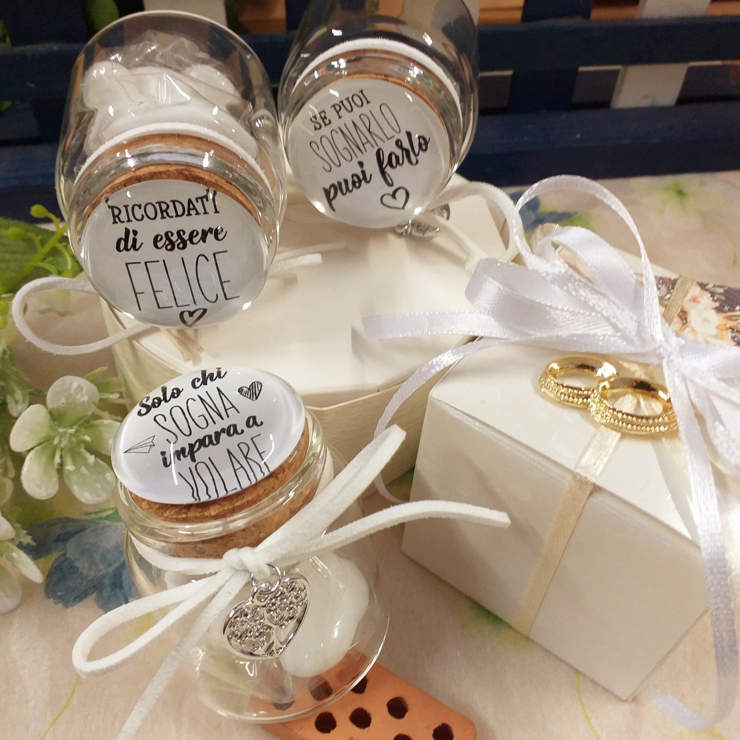 se puoi sognarlo, so chi sogna, ricordati di essere felice cuoricino frasi scritte su tappo bianco ceramica barattolo matrimonio nozze Italian bomboniera portaconfetti confezionato 5 confetti nastrino bianco applicazione simboli fedi bigliettino personalizzato su vasetto vetro ciondolo cuoricino scatolina packaging