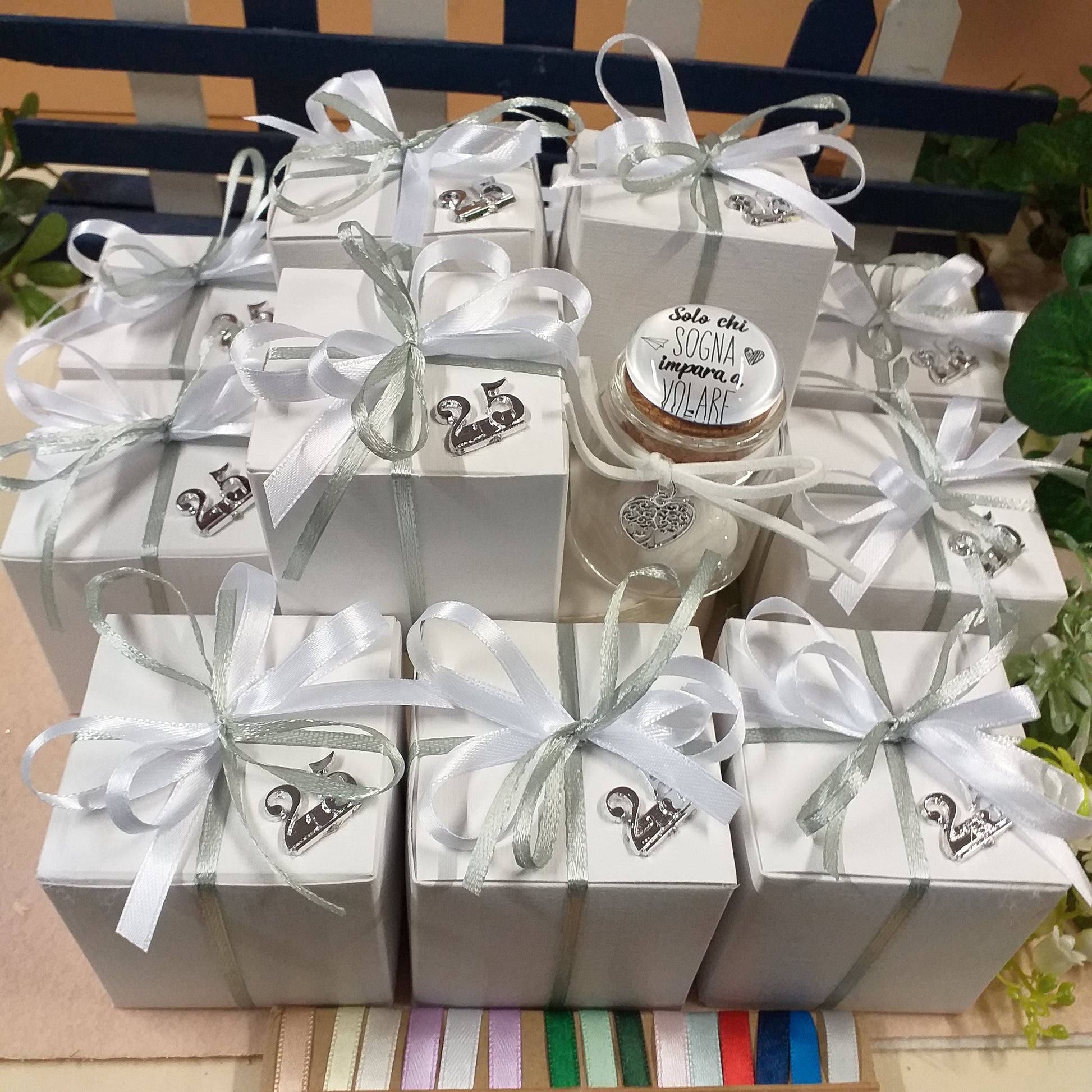 ciondolo cuore albero vita frasi scritte stampate personalizzate su tappo bianco ceramica barattolo anniversario matrimonio nozze d'argento Italian bomboniera portaconfetti confezionato 5 confetti nastrino 25 anni applicazione simboli bigliettino personalizzato su vasetto vetro