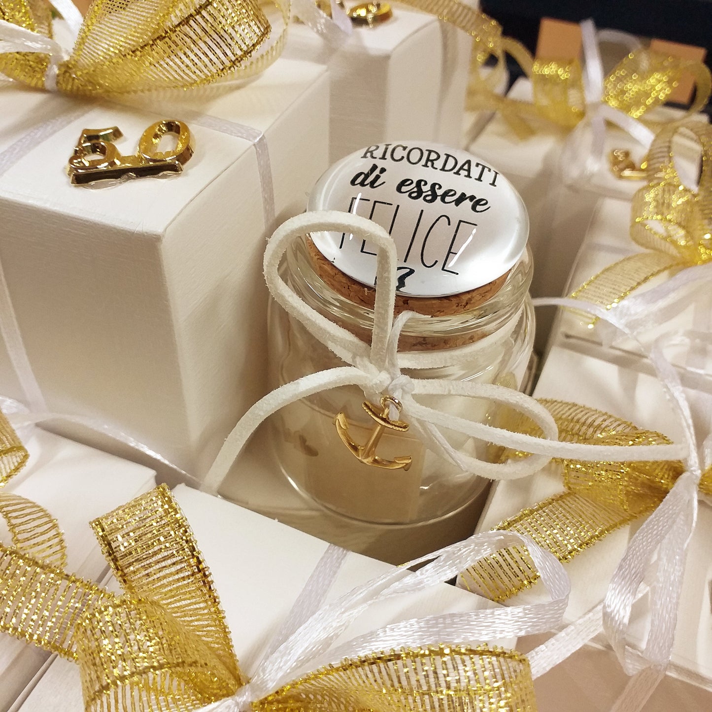 ciondolo àncora frasi scritte stampate personalizzate su tappo bianco ceramica barattolo anniversario matrimonio nozze oro Italian bomboniera portaconfetti confezionato 5 confetti nastrino 50 anni applicazione simboli bigliettino personalizzato su vasetto vetro