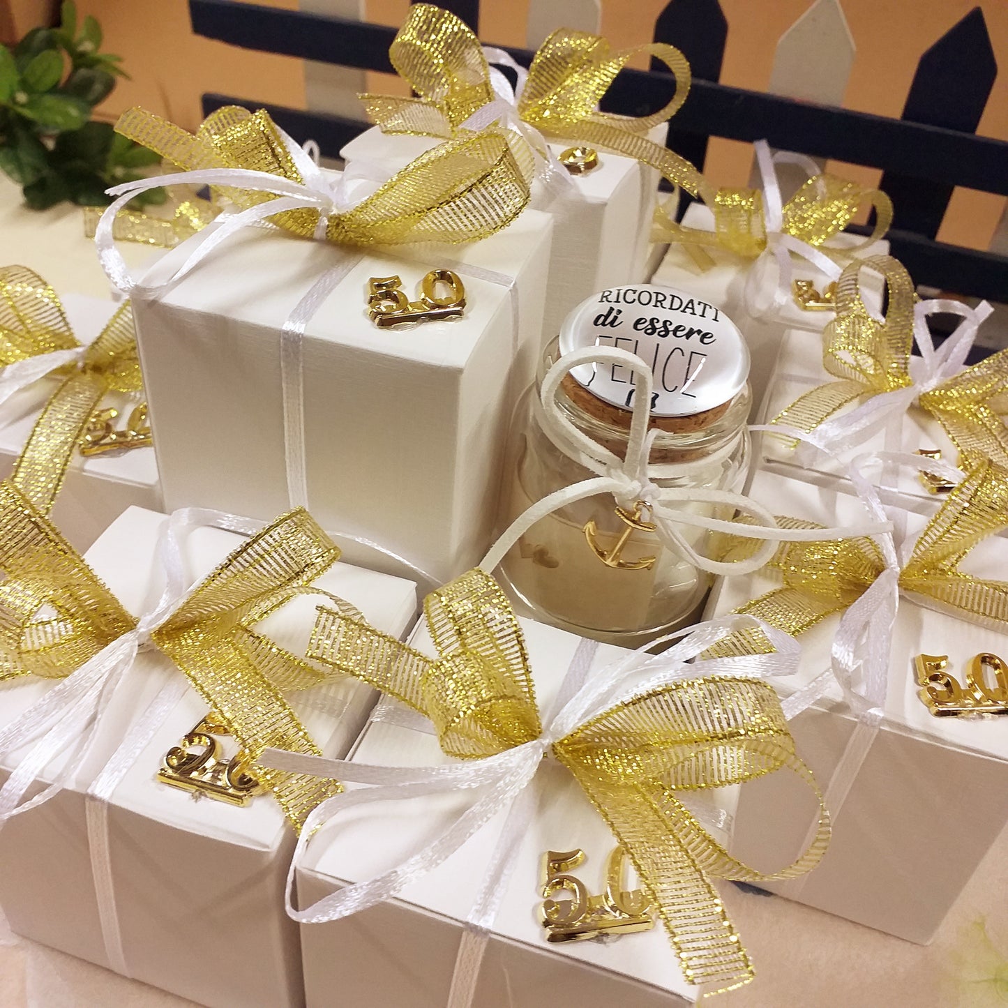 allestimento confettata ciondolo àncora frasi scritte stampate personalizzate su tappo bianco ceramica barattolo anniversario matrimonio nozze oro Italian bomboniera portaconfetti confezionato 5 confetti nastrino 50 anni applicazione simboli bigliettino personalizzato su vasetto vetro