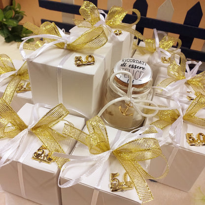 allestimento confettata ciondolo àncora frasi scritte stampate personalizzate su tappo bianco ceramica barattolo anniversario matrimonio nozze oro Italian bomboniera portaconfetti confezionato 5 confetti nastrino 50 anni applicazione simboli bigliettino personalizzato su vasetto vetro