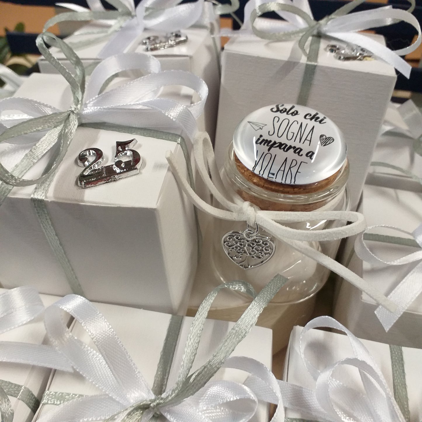 ciondolo cuore albero vita frasi scritte stampate personalizzate su tappo bianco ceramica barattolo anniversario matrimonio nozze d'argento Italian bomboniera portaconfetti confezionato 5 confetti nastrino 25 anni applicazione simboli bigliettino personalizzato su vasetto vetro