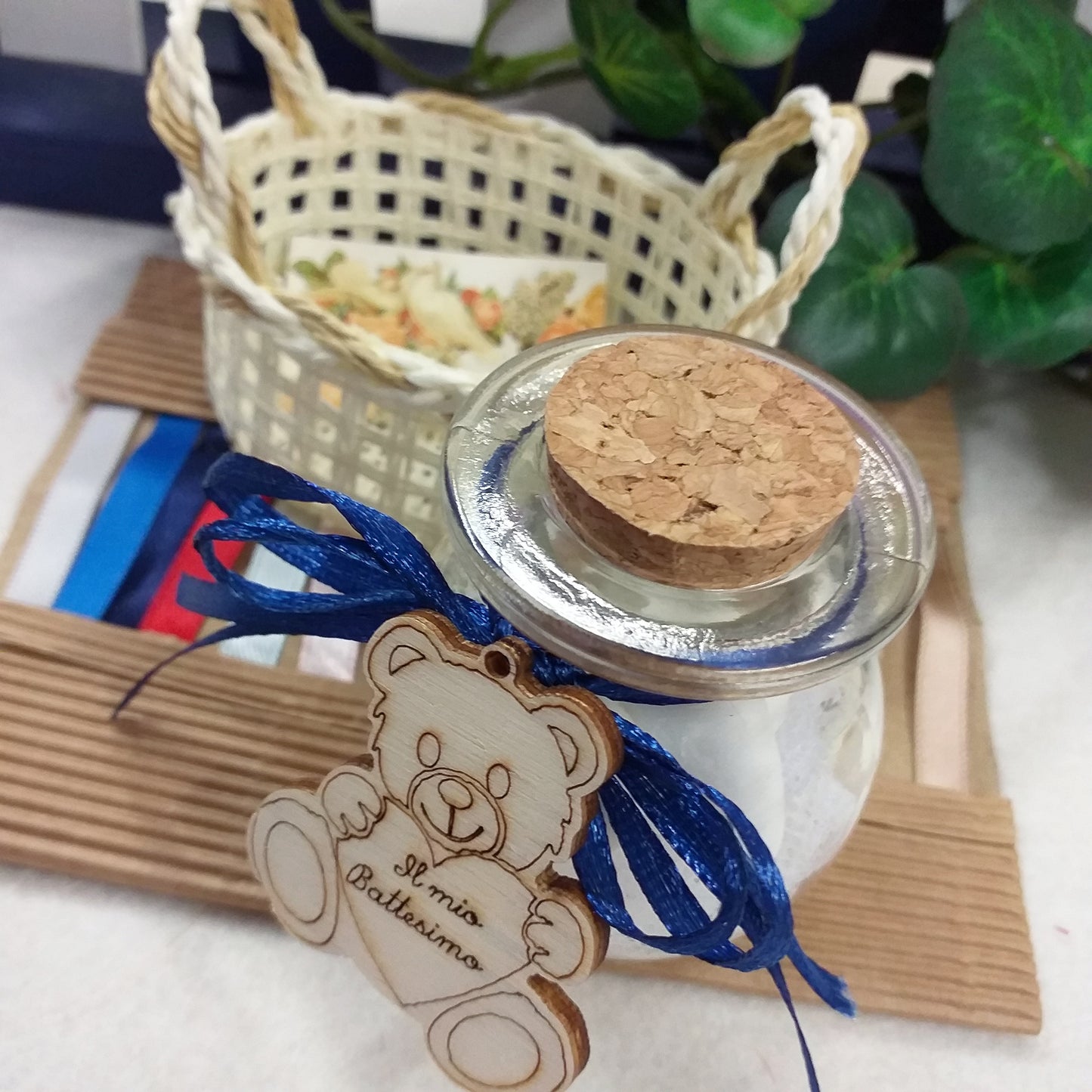 orsacchiotto legno Il mio Battesimo  ciondolo e vasetto portaconfetti vetro tappo sughero barattolo bomboniera nel cestino ovale fiocchetto nastro colori scelta bigliettino confezionamento o fai da te confetti