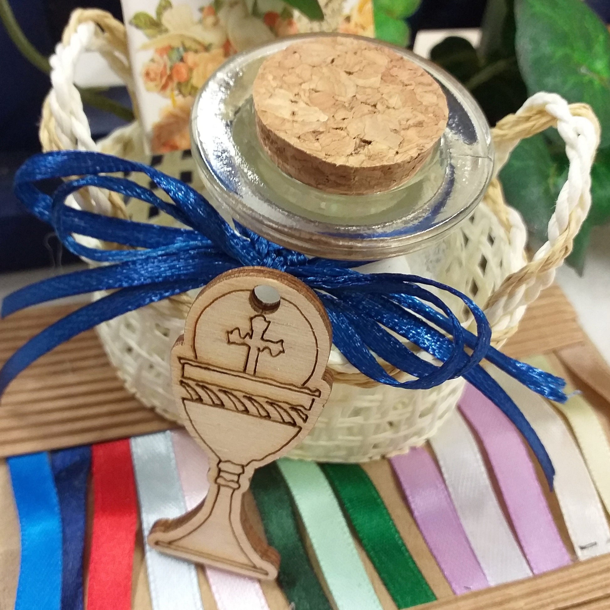 Calice legno Prima Comunione  ciondolo e vasetto portaconfetti vetro tappo sughero barattolo bomboniera nel cestino ovale fiocchetto nastro colori scelta bigliettino confezionamento o fai da te confetti
