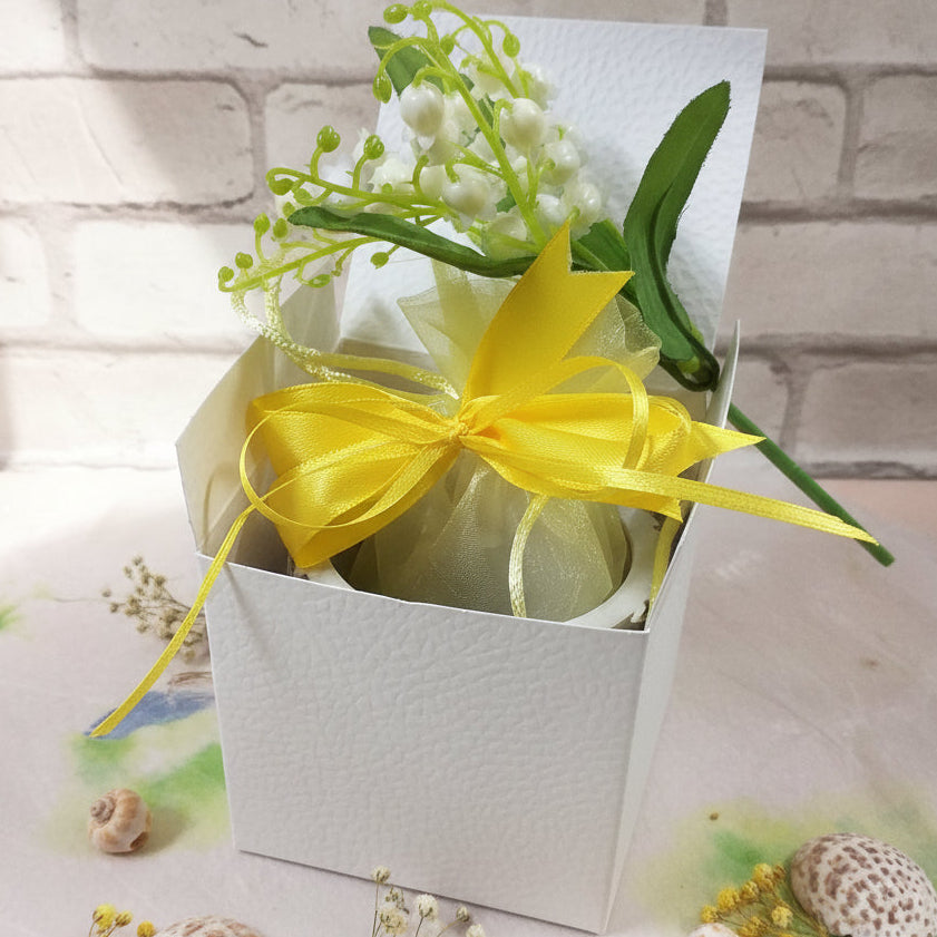 idea come confezionare sacchetto confetti mughetti finti artificiali colore tortora cuore bianco decorazioni varie assortite vasetto porta piantina fiori bomboniera utile composizioni fioristi da confezionare fai da te festa della mamma