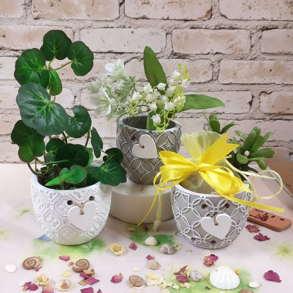 vetrina piante artificiali finte e colore tortora cuore bianco decorazioni varie assortite vasetto porta piantina fiori bomboniera utile composizioni fioristi da confezionare fai da te festa della mamma