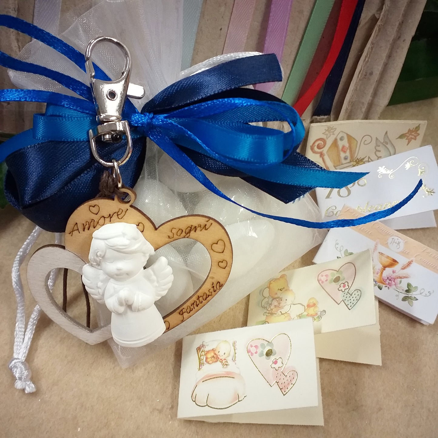 bianco e blu angelo bomboniere nascita Battesimo maschietto bimbo con portachiavi angioletti frase scritta gessetto su doppio cuore legno uso confezionamento confetti Prima Comunione Cresima matrimonio 18 anni anniversario laurea