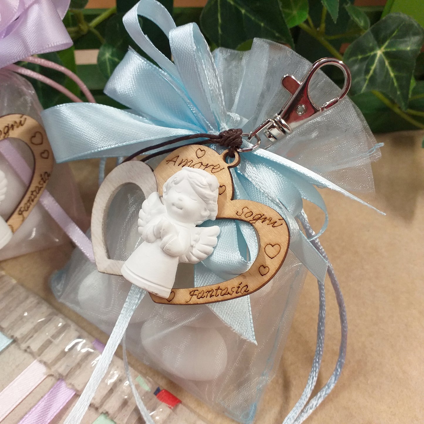 celeste azzurro bimbo maschietto angelo bomboniere nascita Battesimo con portachiavi angioletti frase scritta gessetto su doppio cuore legno uso confezionamento confetti Prima Comunione Cresima matrimonio 18 anni anniversario laurea