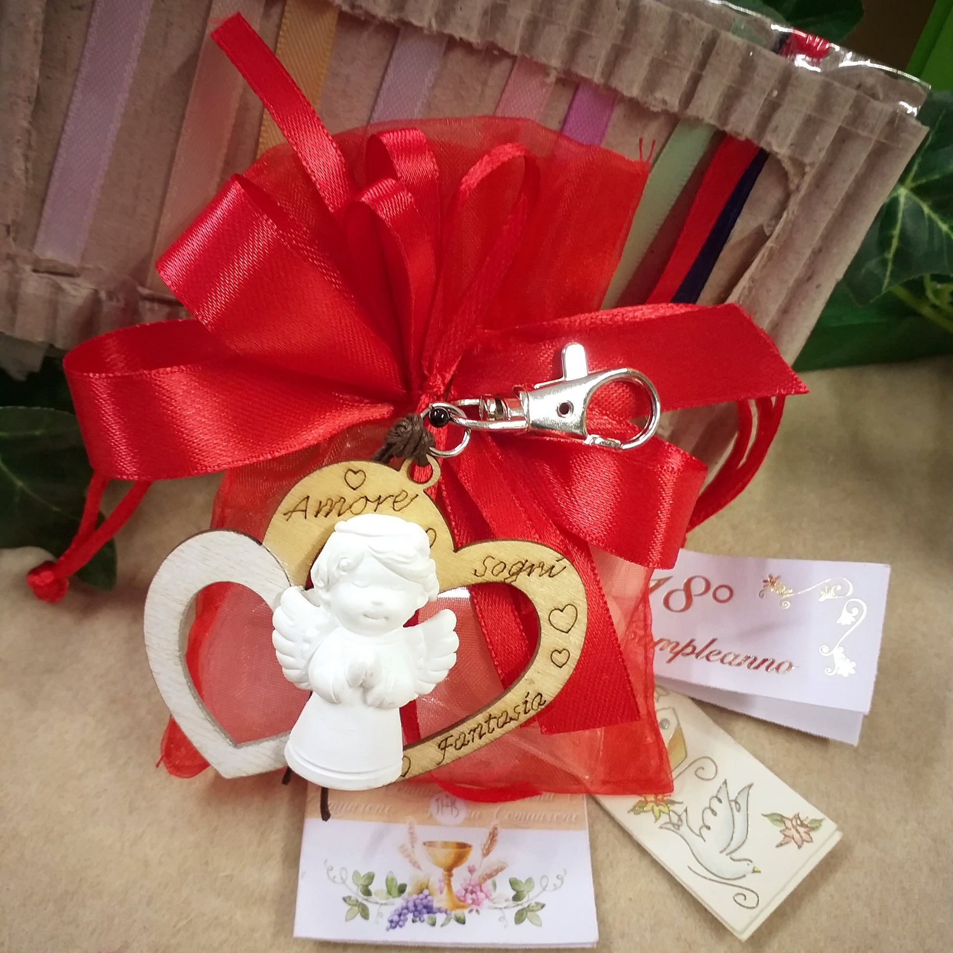 colore rosso angelo bomboniere nascita Battesimo con portachiavi angioletti frase scritta gessetto su doppio cuore legno uso confezionamento confetti Prima Comunione Cresima matrimonio 18 anni anniversario laurea biglietti e colori nastrini