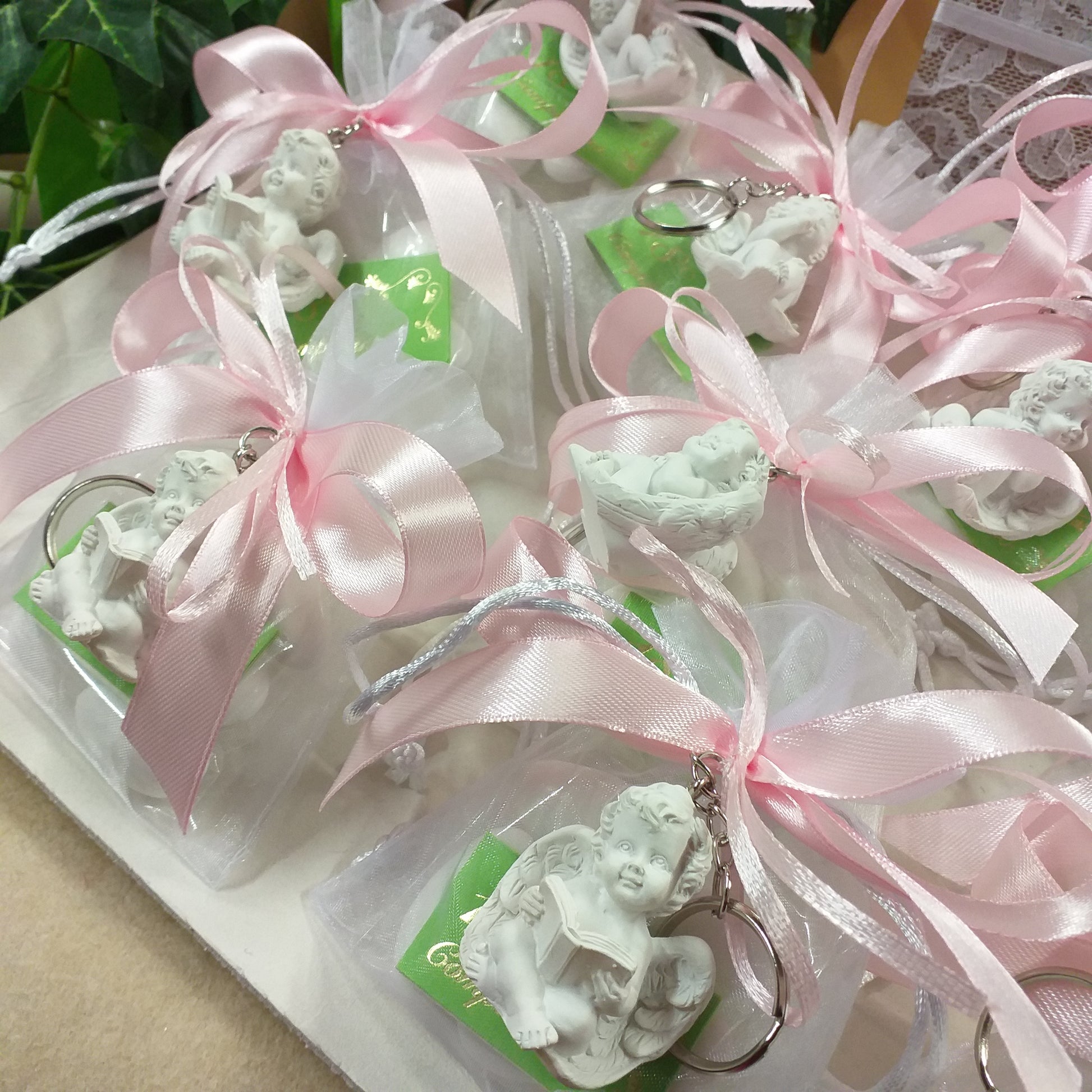 Confettata di angioletti bianchi tipo gesso come ciondolo portachiavi bomboniere angeli stilizzati sacchetti bianchi confetti bigliettini segnaposto aprifesta compleanno diciottesimo 18 anni ragazza