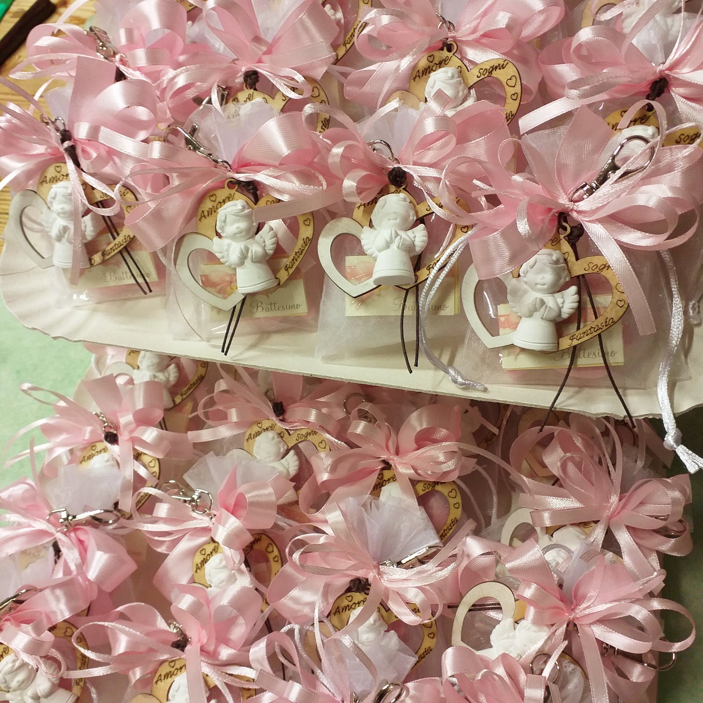 Torre di sacchettini rosa bimba femminuccia angelo bomboniere nascita Battesimo con portachiavi angioletti frase scritta gessetto su doppio cuore legno uso confezionamento confetti Prima Comunione Cresima matrimonio 18 anni anniversario laurea