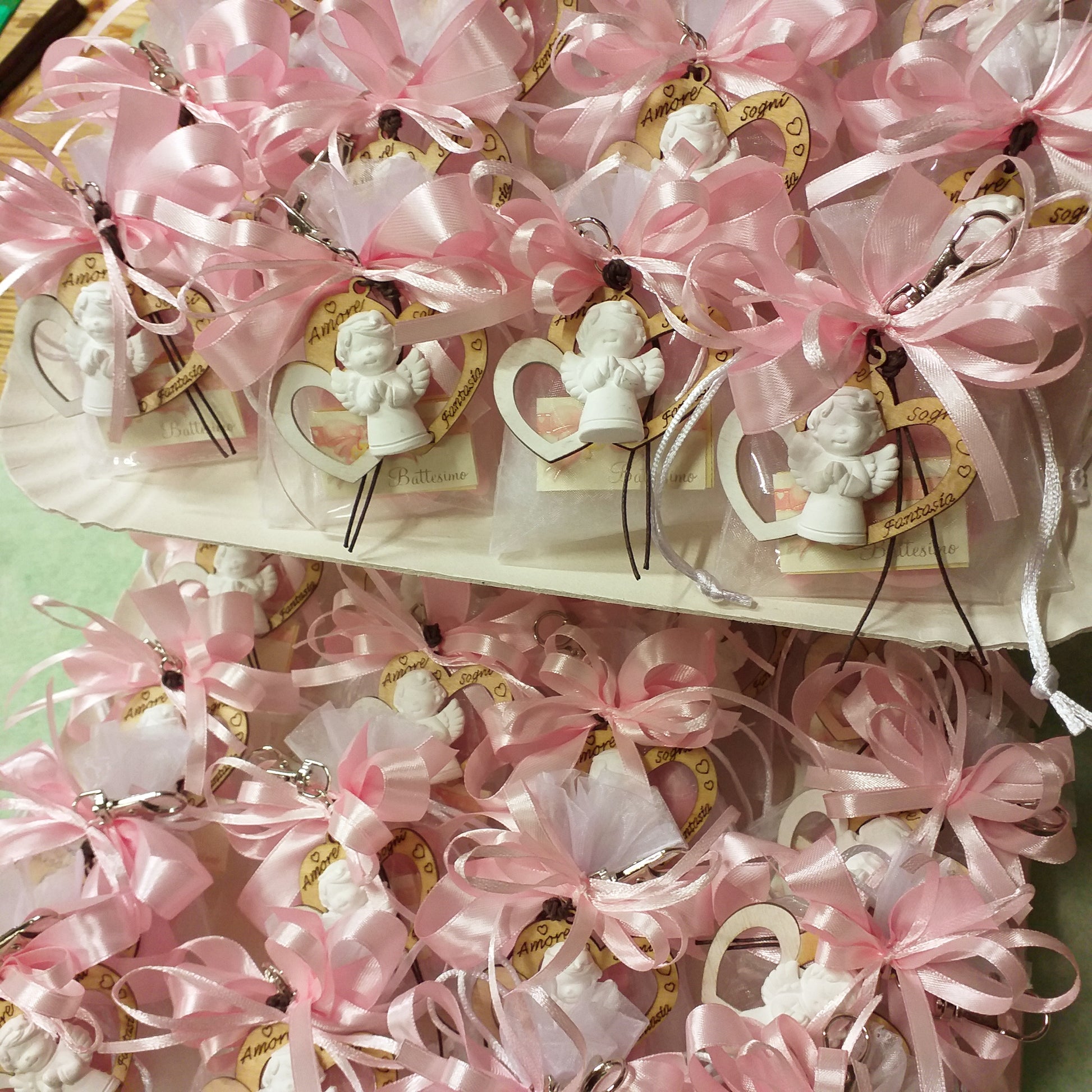 Torre di sacchettini rosa bimba femminuccia angelo bomboniere nascita Battesimo con portachiavi angioletti frase scritta gessetto su doppio cuore legno uso confezionamento confetti Prima Comunione Cresima matrimonio 18 anni anniversario laurea