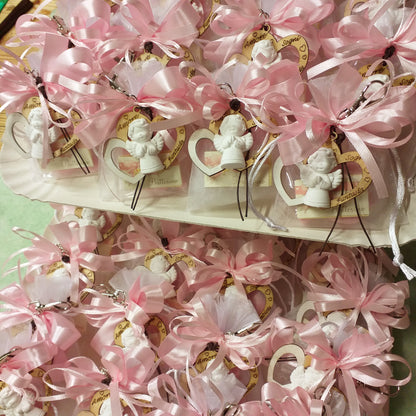Torre di sacchettini rosa bimba femminuccia angelo bomboniere nascita Battesimo con portachiavi angioletti frase scritta gessetto su doppio cuore legno uso confezionamento confetti Prima Comunione Cresima matrimonio 18 anni anniversario laurea
