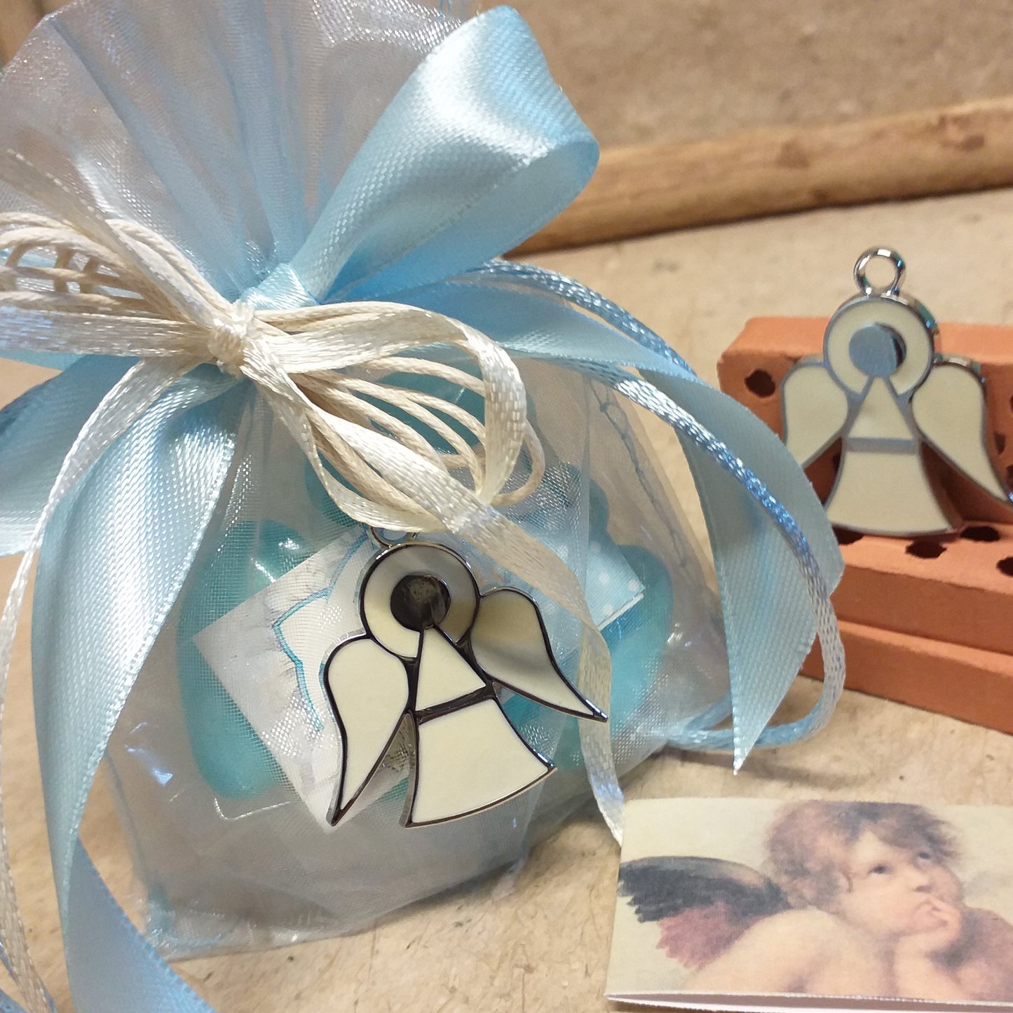 celeste bambino confezione confetti angeli ciondoli metallo bomboniere battesimo comunione cresima sacchetto confezionato azzurro bigliettino angioletti charms stilizzati