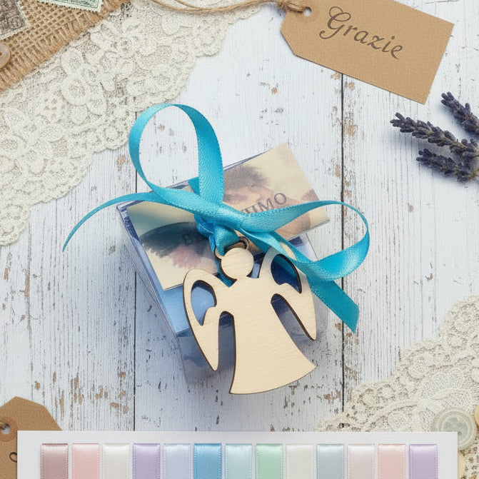 scatolina segnaposto bomboniere aprifesta ciondolo Angelo legno stilizzato angioletto con ali confetti bigliettino stampato confezionamento per Battesimo bimbo maschietto