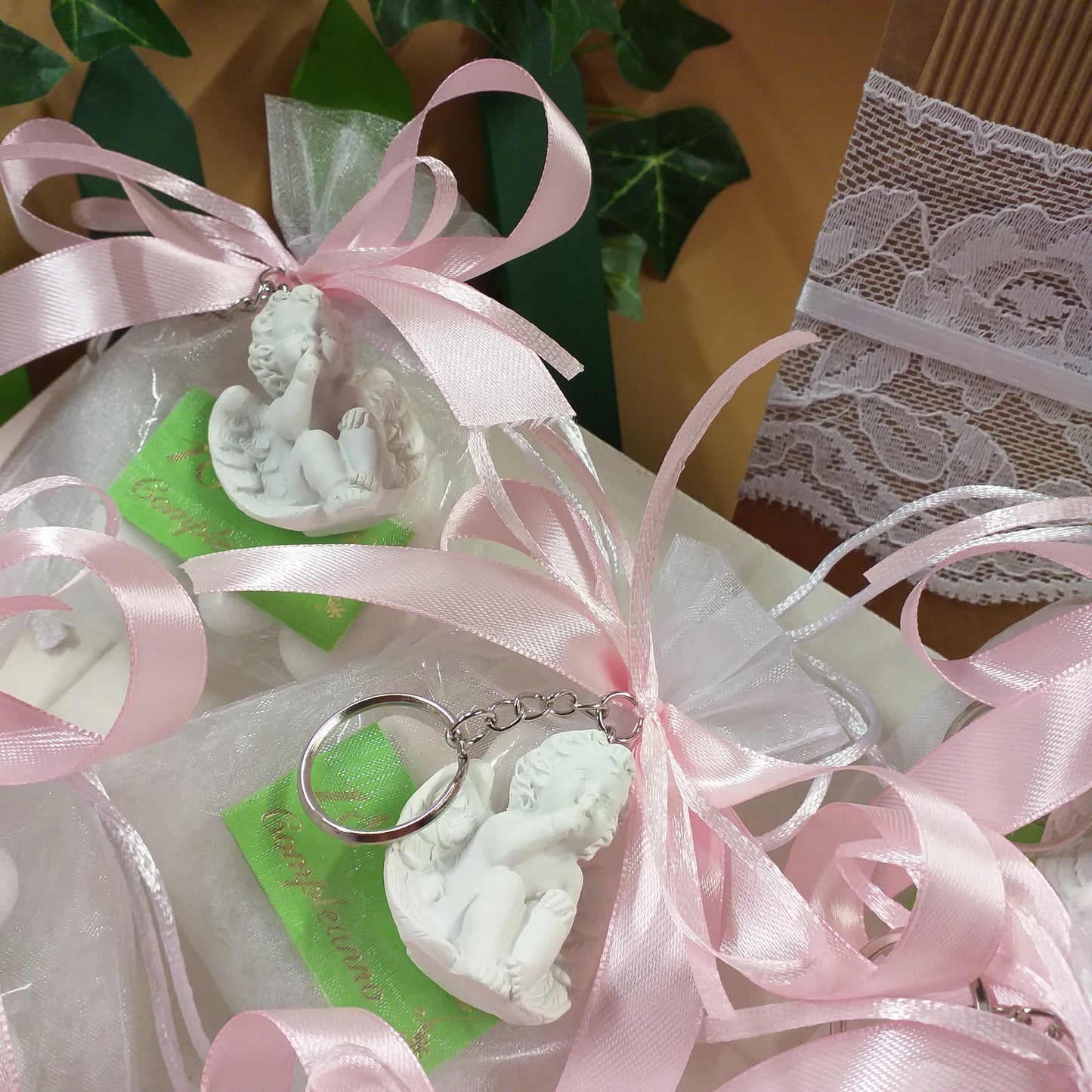 Confettata di angioletti bianchi tipo gesso come ciondolo portachiavi bomboniere angeli stilizzati sacchetti bianchi confetti bigliettini per ballo debuttanti compleanno diciottesimo 18 anni ragazza