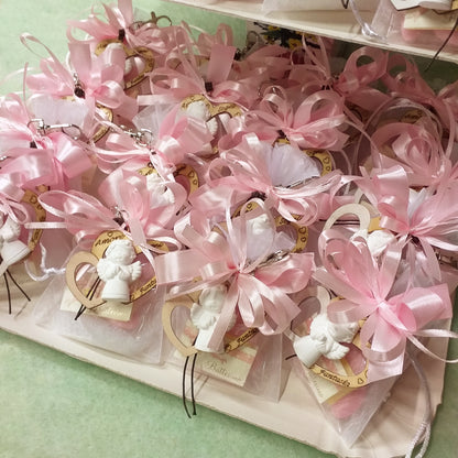 Confettata sacchetti rosa bimba femminuccia angelo bomboniere nascita Battesimo con portachiavi angioletti frase scritta gessetto su doppio cuore legno uso confezionamento confetti Prima Comunione Cresima matrimonio 18 anni anniversario laurea