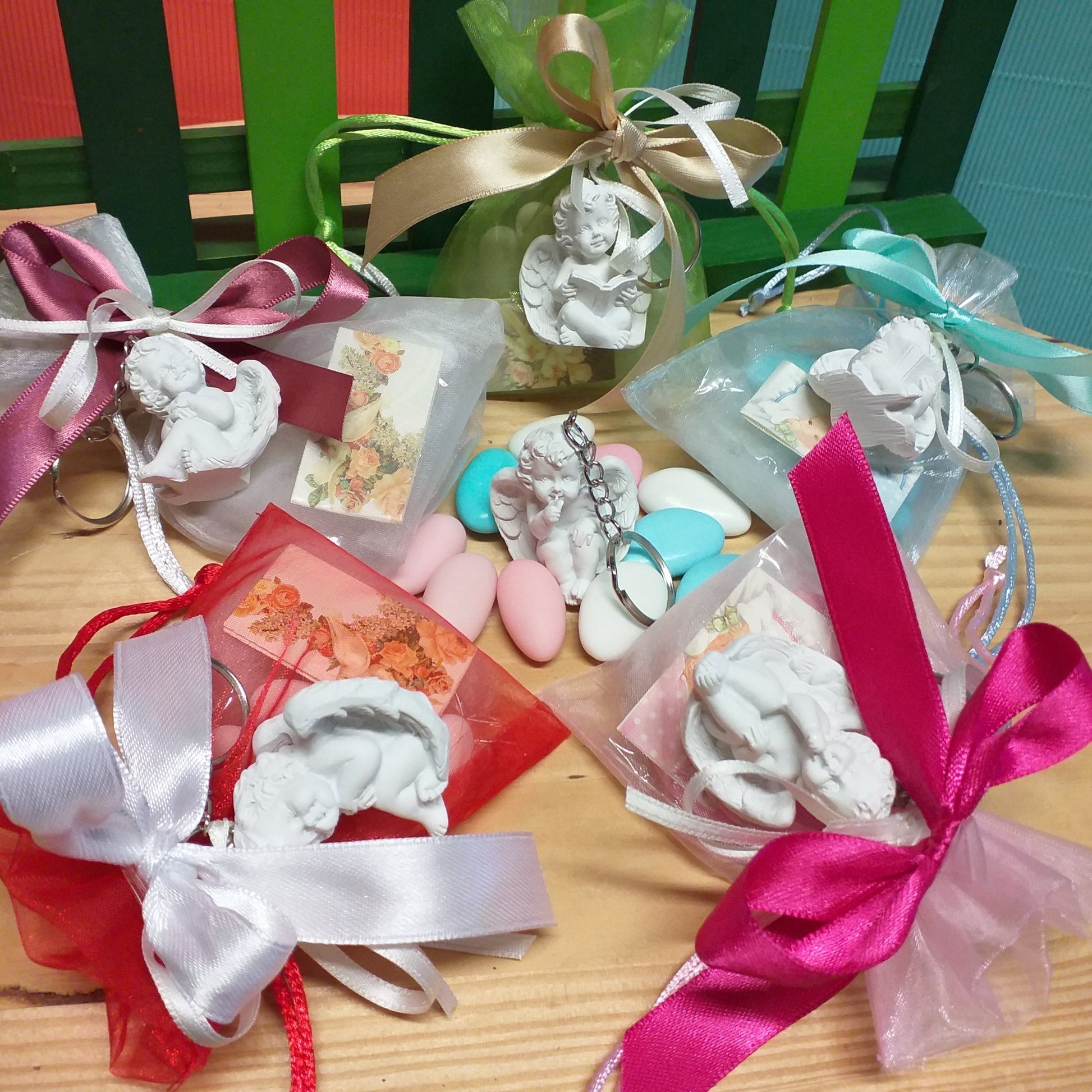 angioletti portachiavi confezionati sacchettini bomboniere colorati confetti angeli bianchi portaconfetti colorati vivaci per comunione cresima battesimo bimbo bimba ragazzi