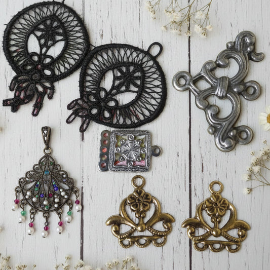 negozio basi per bigiotteria orecchini bijoux ciondoli filigrane di metallo e uncinetto macramè