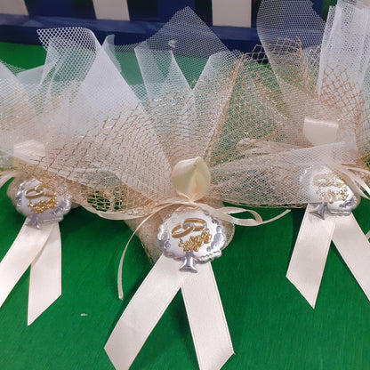 confettata sacchettini icona bomboniera anniversario matrimonio venticinquesimo cinquantesimo nozze oro argento segnaposto con placca applicazione fedi albero della vita coccarda nastro panna