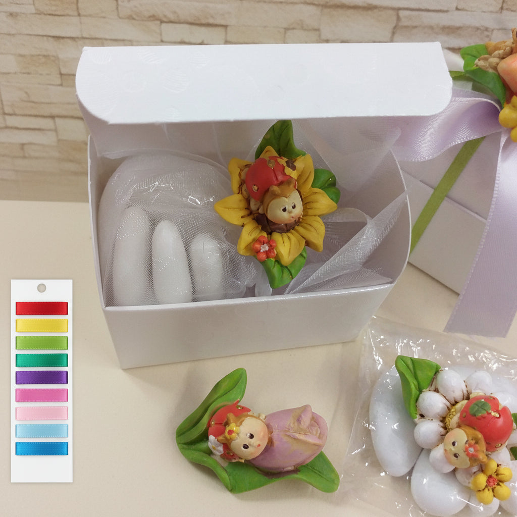 vetrina coccinelle portafortuna oggettini su fiore effetto-ceramica bomboniere fai da te e confezionate confetti Battesimo matrimonio laurea comunione con scatoline scrigno cofanetto bianco nastrini colorati