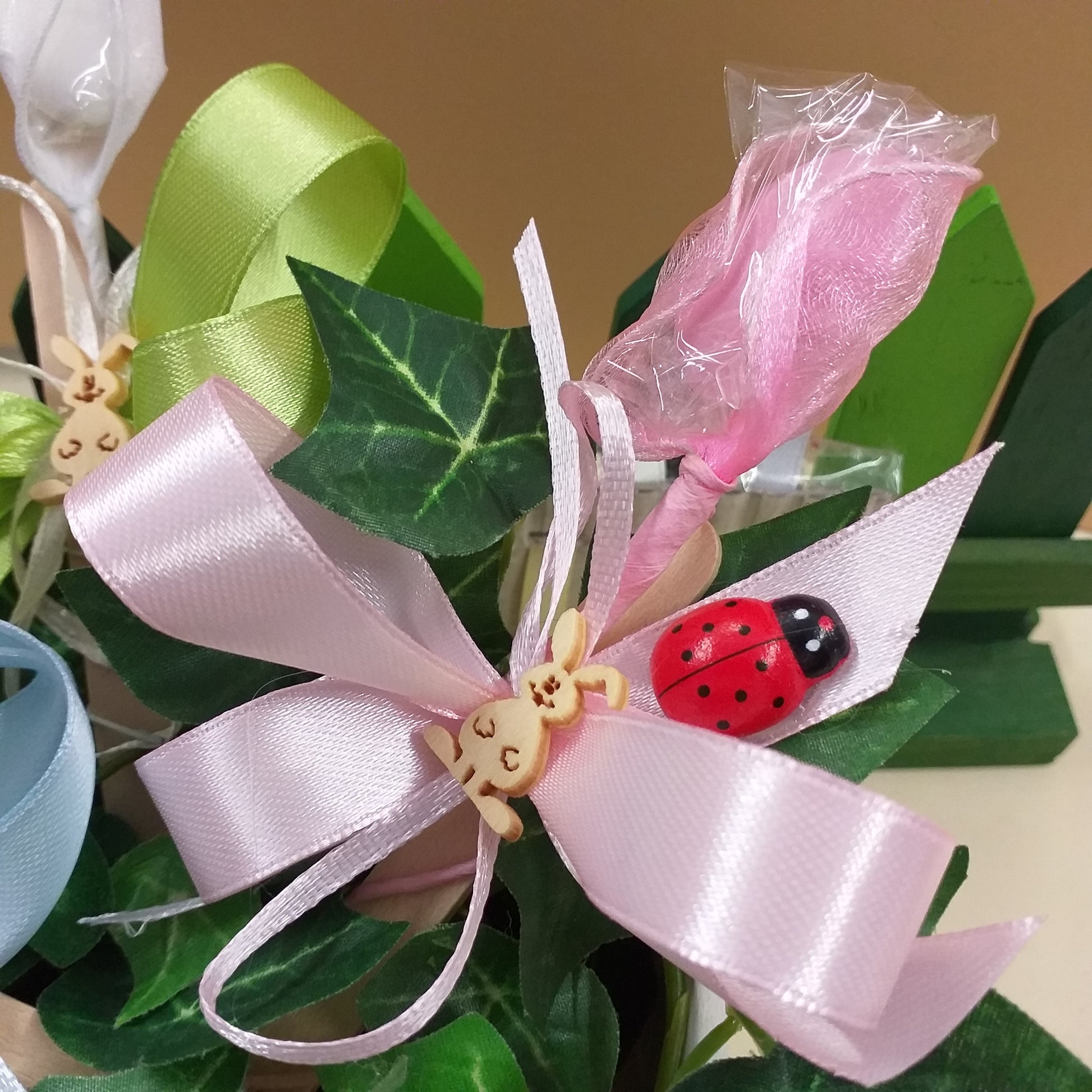 rosa segnalibro bimba femminuccia applicazione ciondolo legno coniglietto bebè palloncini confezionata bomboniera offerta 1 euro nascita babyshower segnaposto battesimo confetto monoporzione foglia tulle coccarda nastro