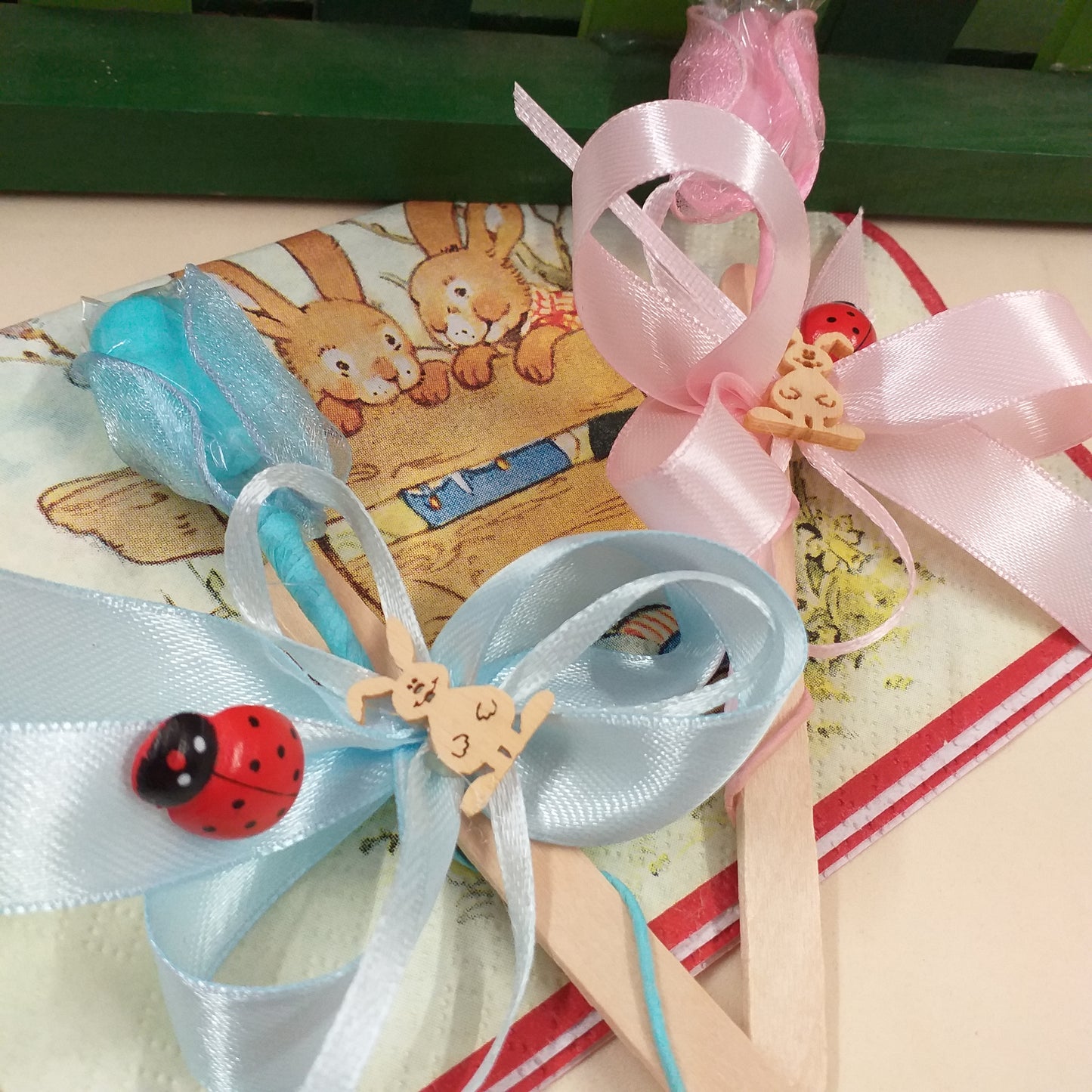 coccinella portafortuna segnalibro celeste bimbo e rosa bimba applicazione ciondolo legno coniglietto bebè confezionata bomboniera offerta 1 euro nascita babyshower segnaposto battesimo confetto monoporzione foglia tulle coccarda nastro