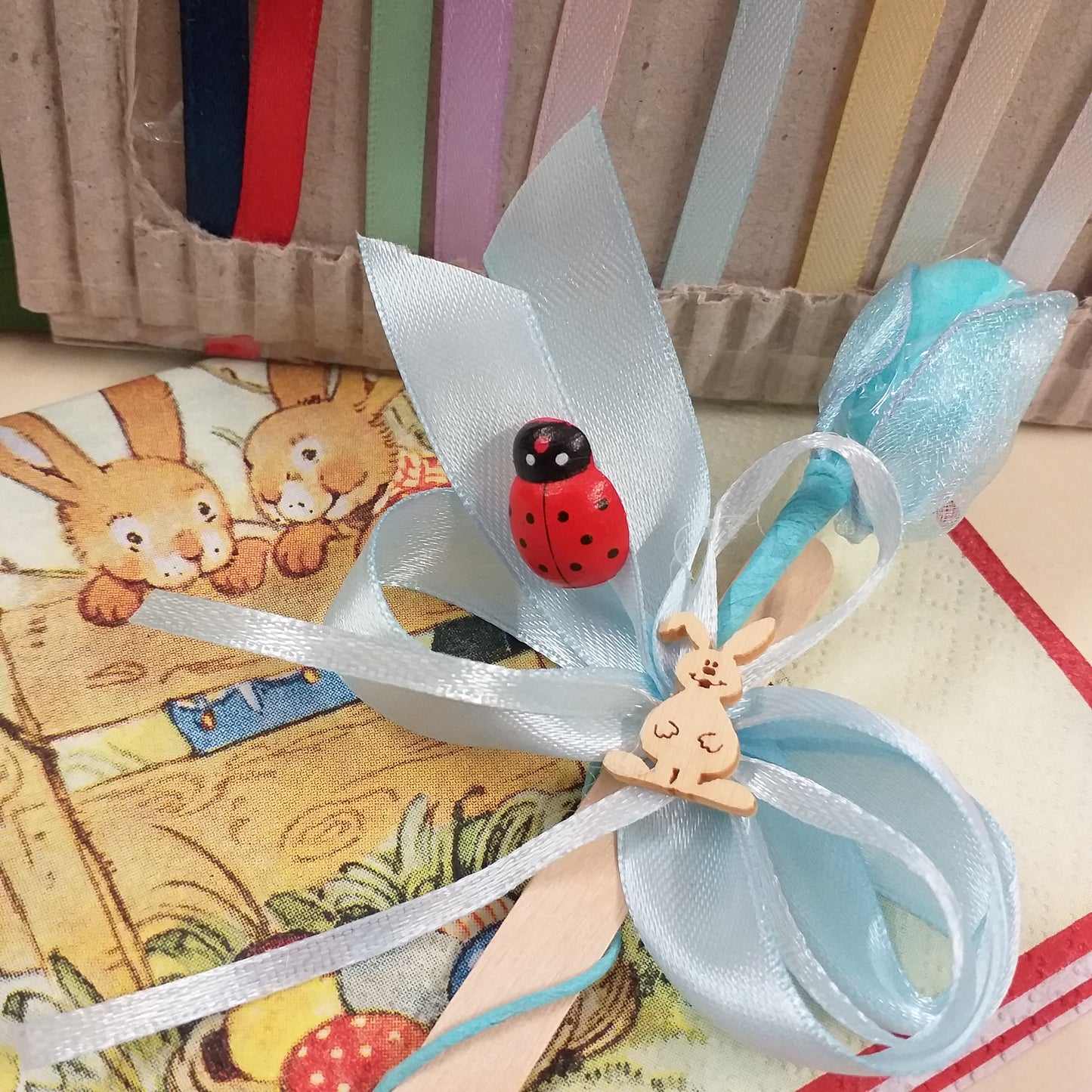celeste azzurro bimbo maschietto applicazione ciondolo legno coniglietto bebè coccinella confezionata bomboniera offerta 1 euro nascita babyshower segnaposto battesimo confetto monoporzione foglia tulle coccarda nastro