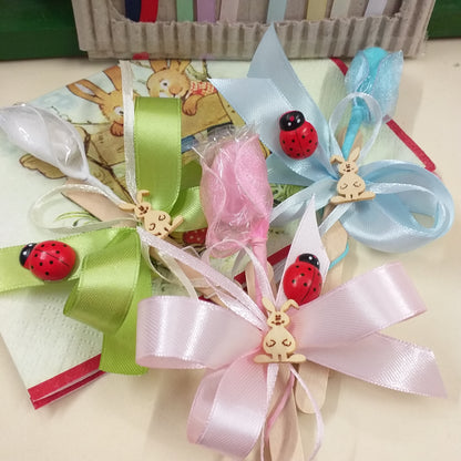 bimbo maschietto bimba femminuccia applicazione ciondolo legno coniglietto bebè segnalibro coccinella confezionata bomboniera offerta 1 euro nascita babyshower segnaposto battesimo confetto monoporzione foglia tulle coccarda nastro